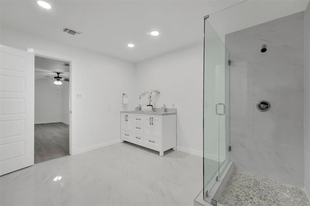 200 Silverleaf Drive, Fort Worth, Texas, 76112, United States, 5 Bedrooms Bedrooms, ,6 BathroomsBathrooms,Residential,For Sale,200 Silverleaf Drive,1618780
