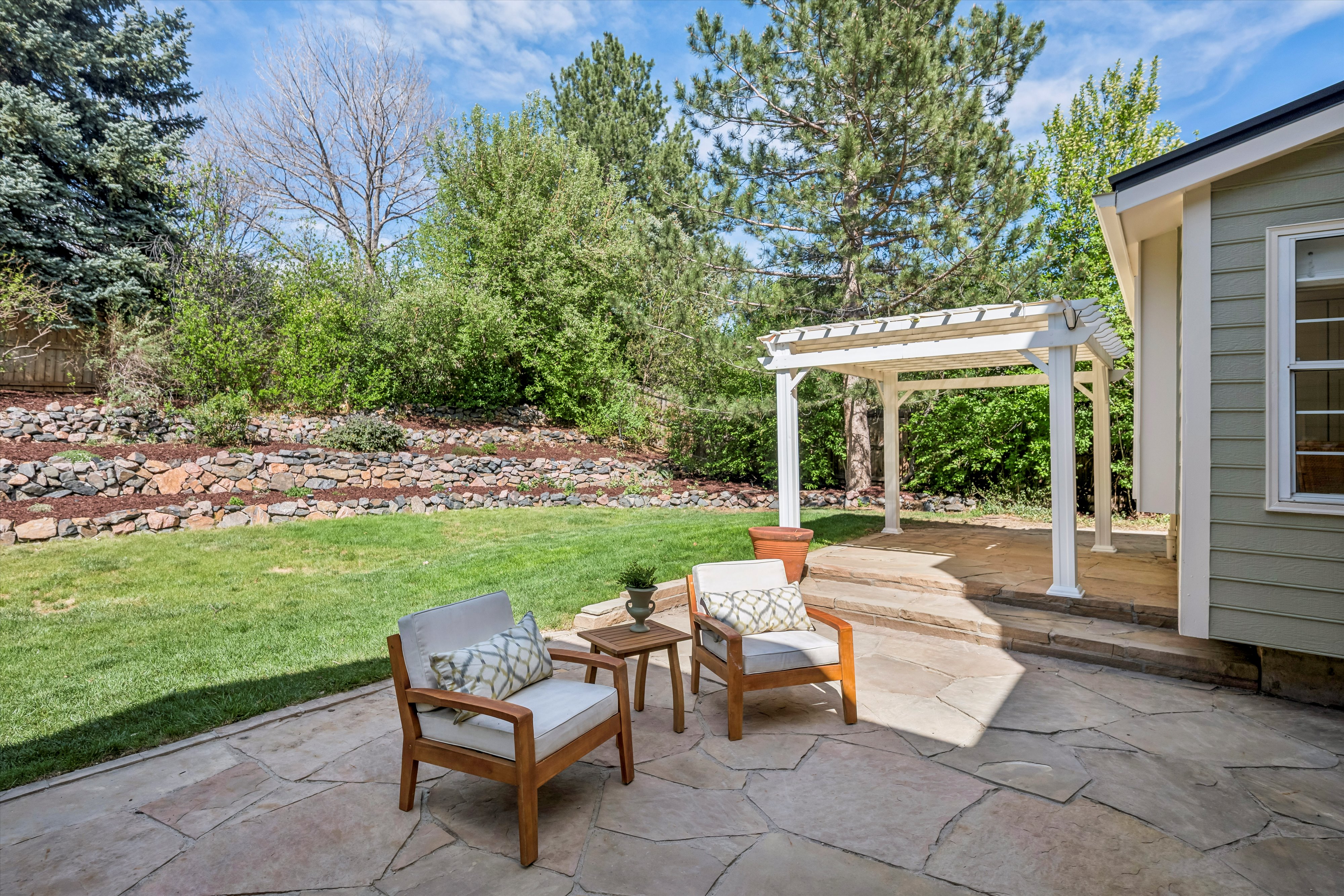  Beautifully Remodeled and Thoughtfully Expanded 5-bedroom, 4-bath Home - 物件實景