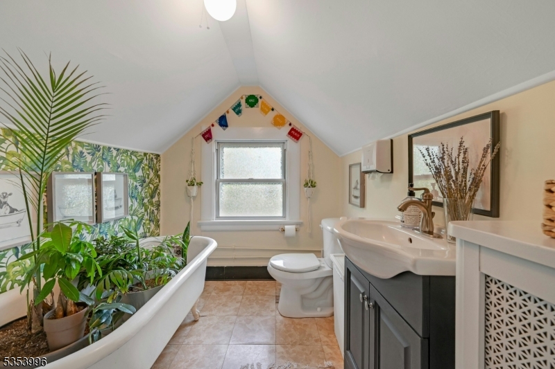 Montclair Twp., New Jersey, 07042, United States, ,Residential,For Sale,1989537