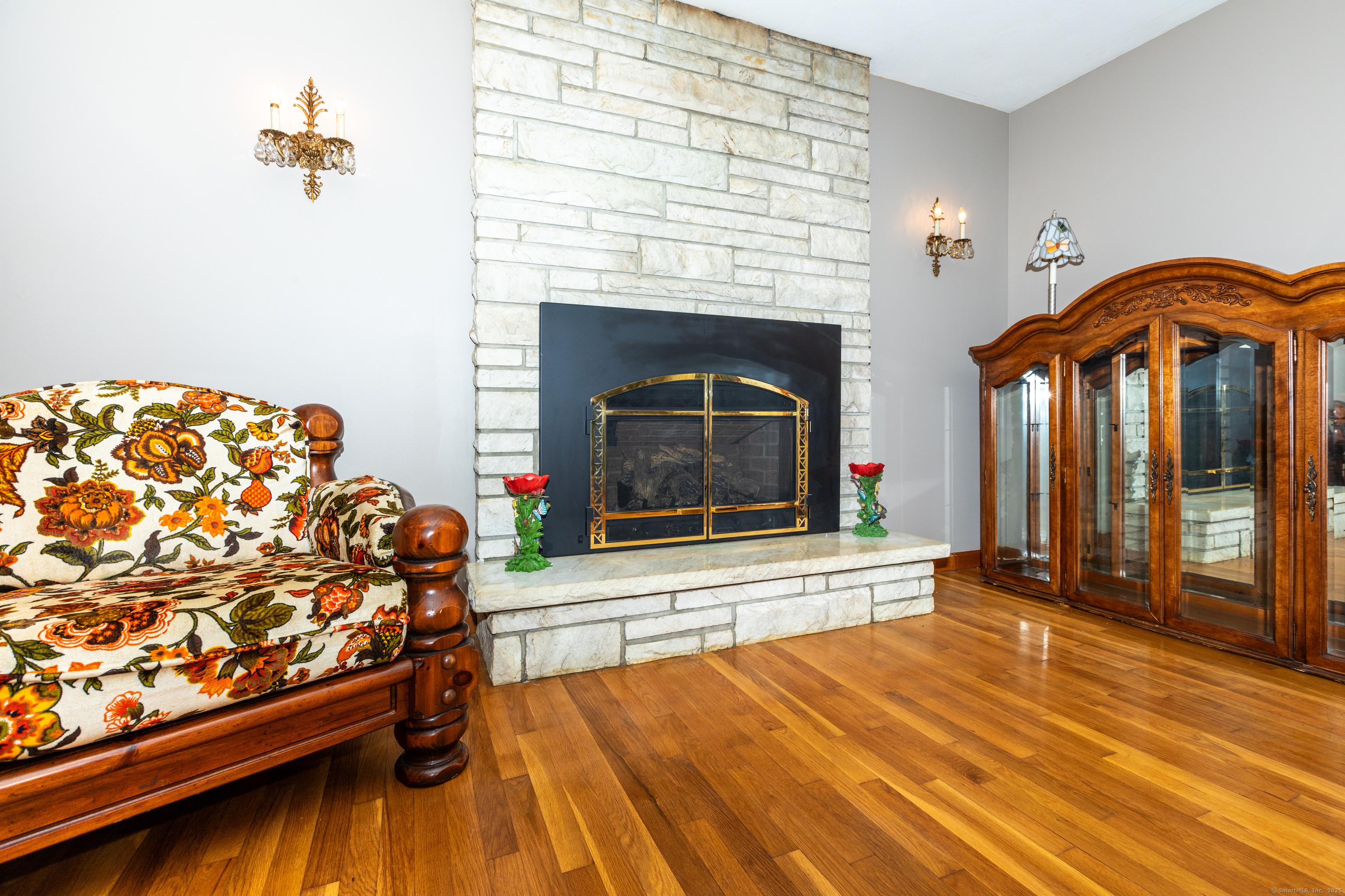 Oxford, Connecticut, 06478, United States, 3 Bedrooms Bedrooms, ,2 BathroomsBathrooms,Residential,For Sale,1915972