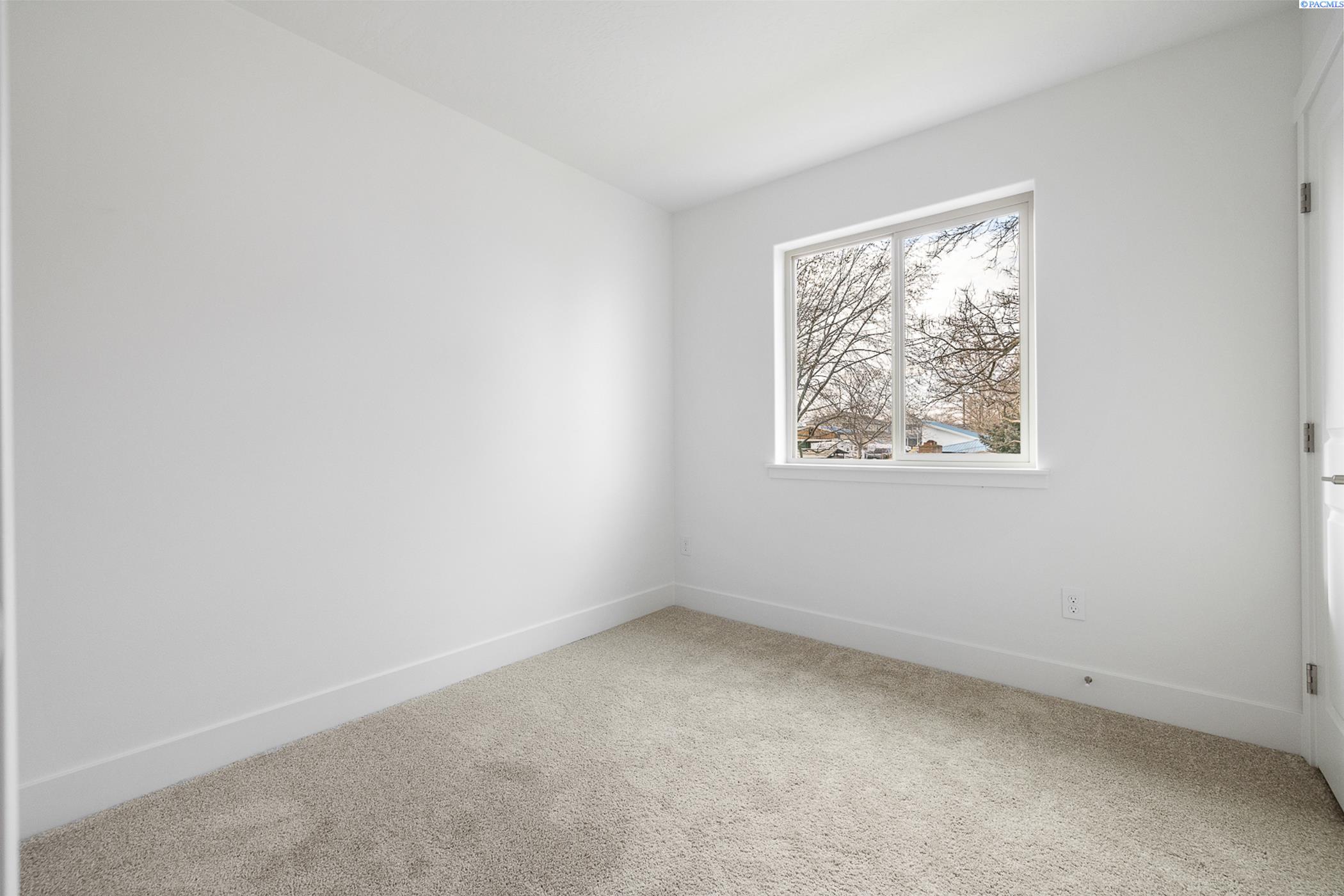 Kennewick, Washington, 99337, United States, 7 Bedrooms Bedrooms, ,Residential,For Sale,1794567