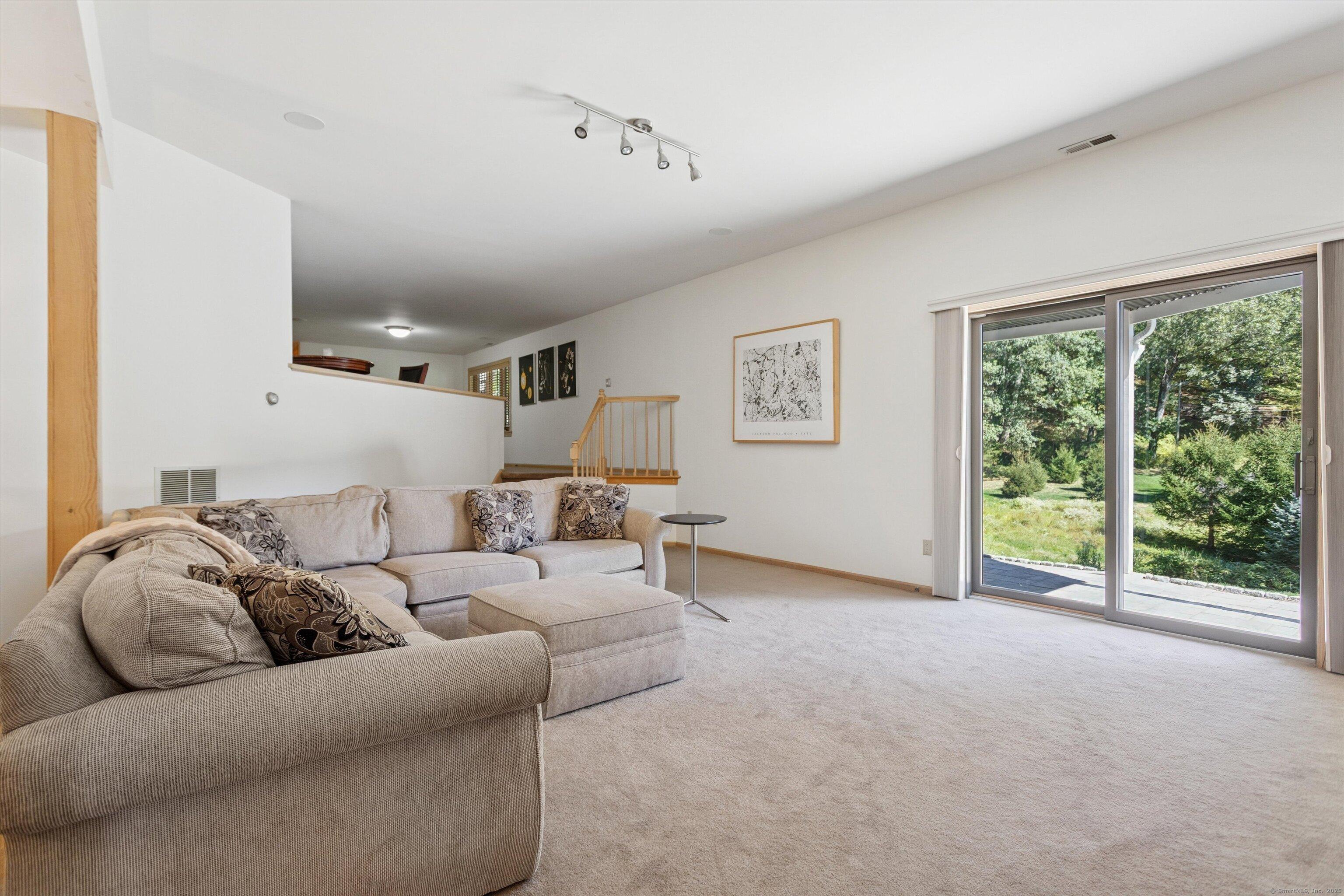 Stamford, Connecticut, 06903, United States, 5 Bedrooms Bedrooms, ,5 BathroomsBathrooms,Residential,For Sale,1976507