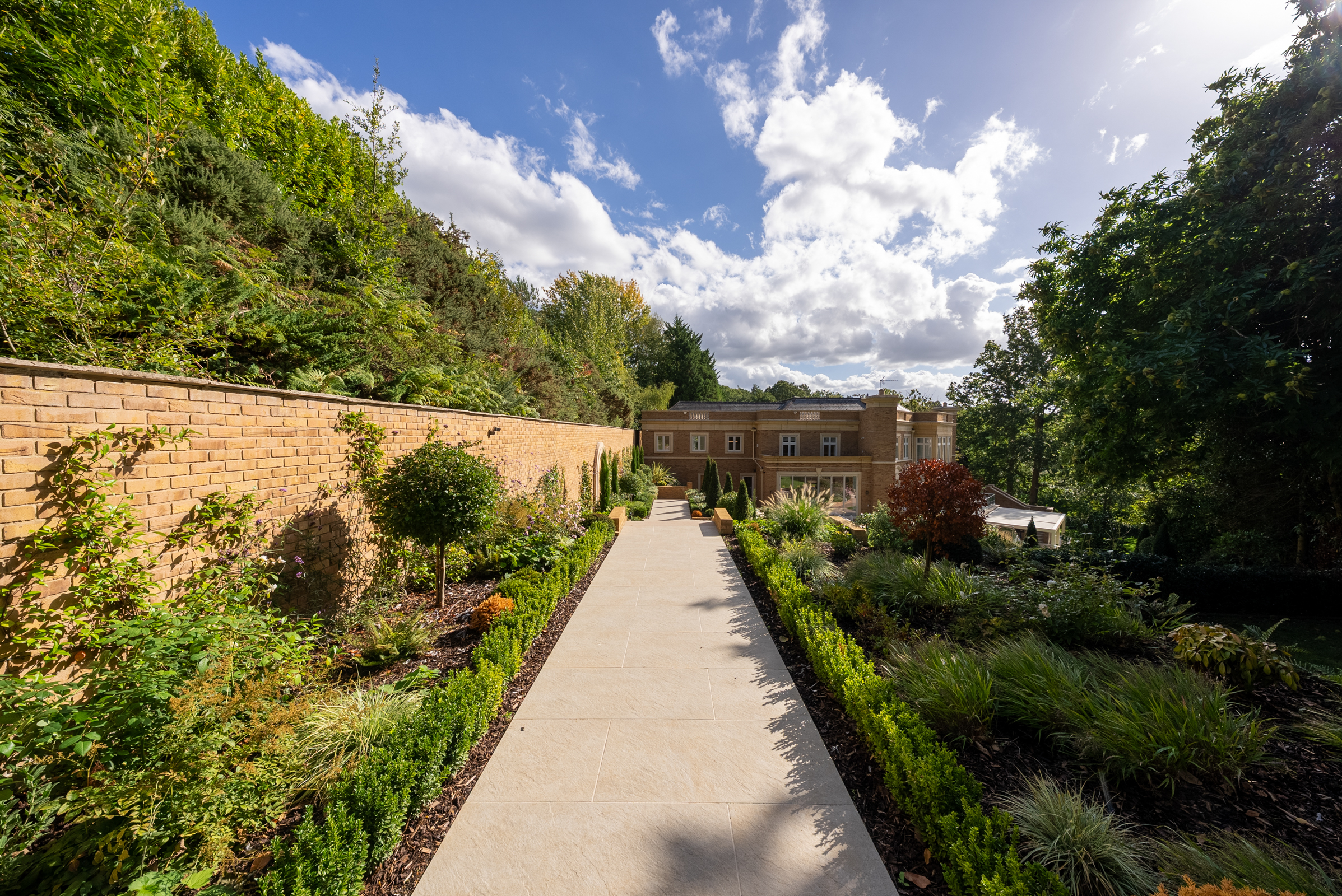  A six-bedroom St George’s Hill house with a private spa and rising-floor pool - 物件實景