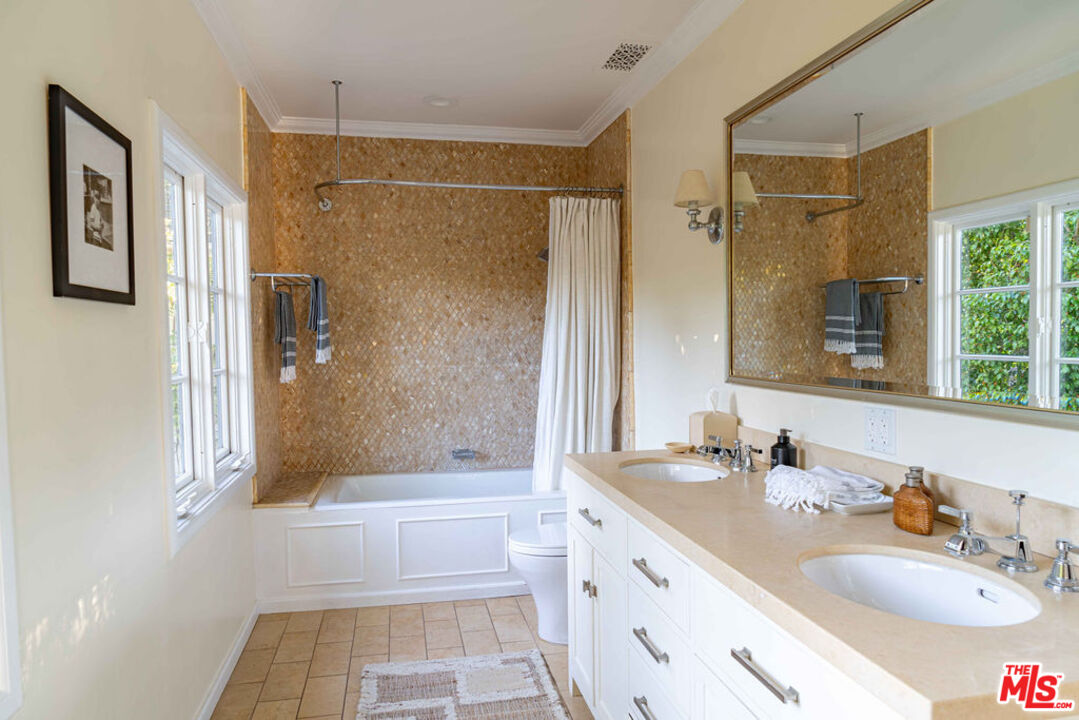 Los Angeles, California, 90004, United States, 4 Bedrooms Bedrooms, ,5 BathroomsBathrooms,Residential,For Sale,1989433