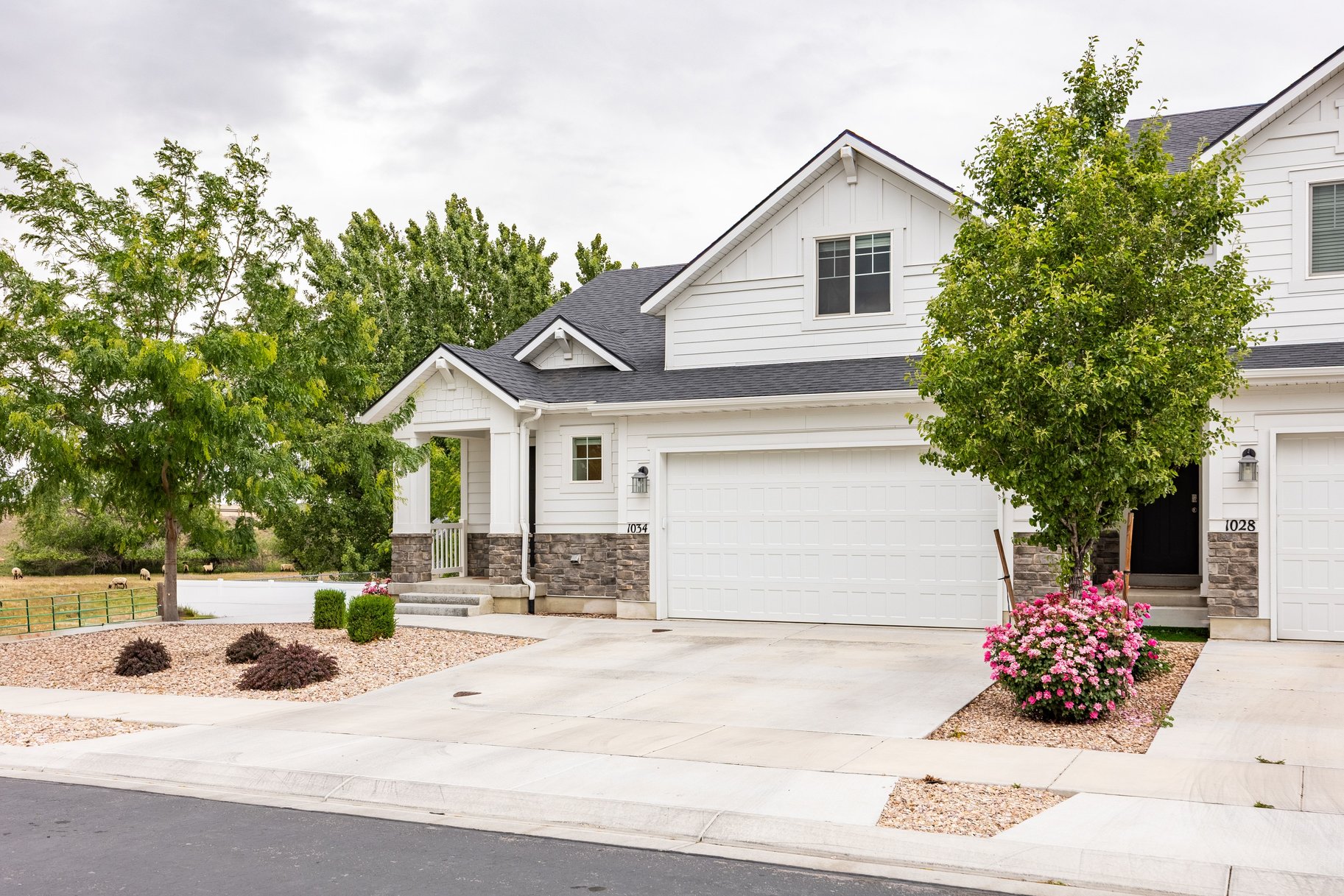  Meticulously Maintained End-Unit Townhome - 物件實景