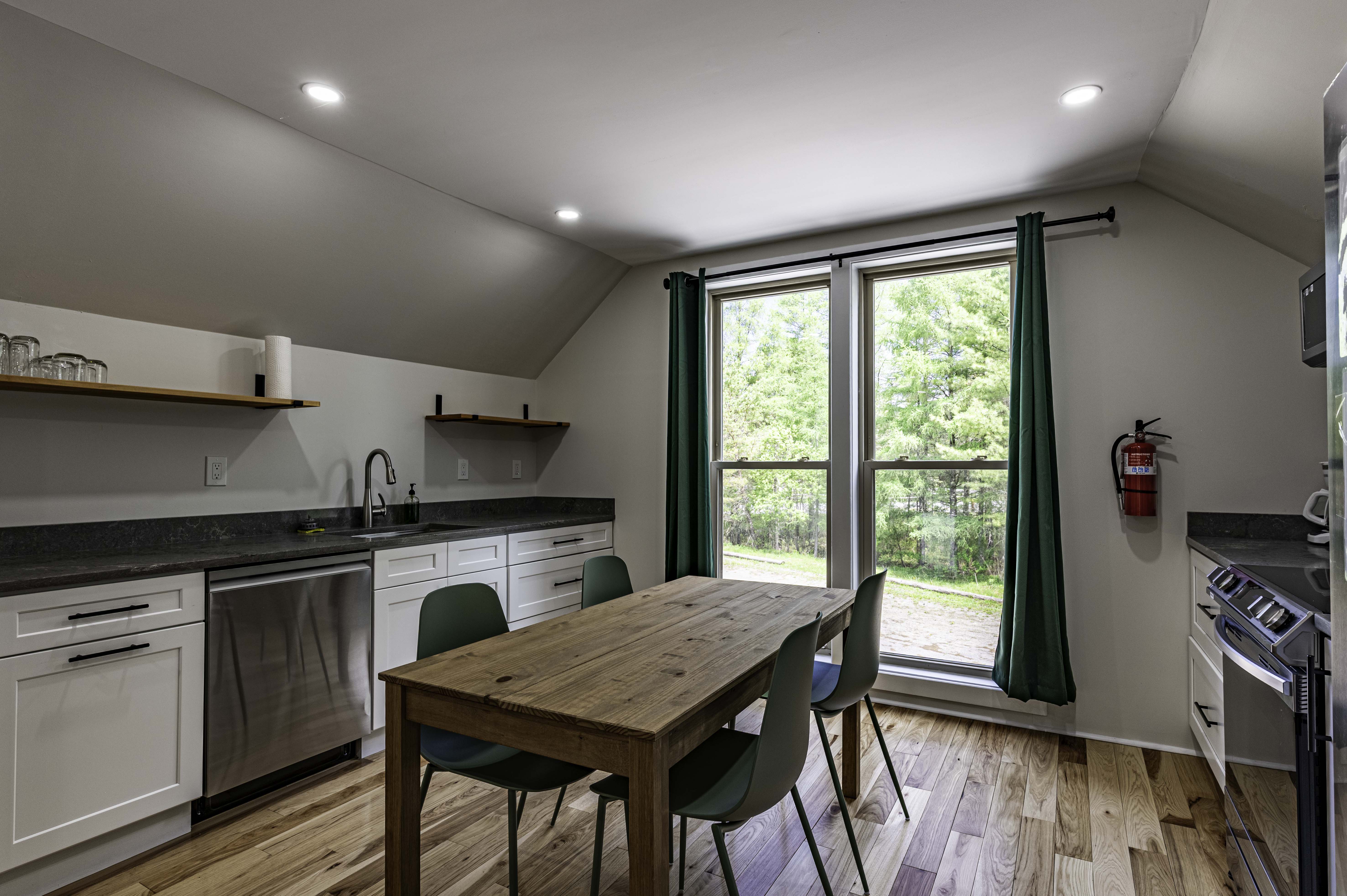  Ranch Style Home with Studio Apartment - 物件實景