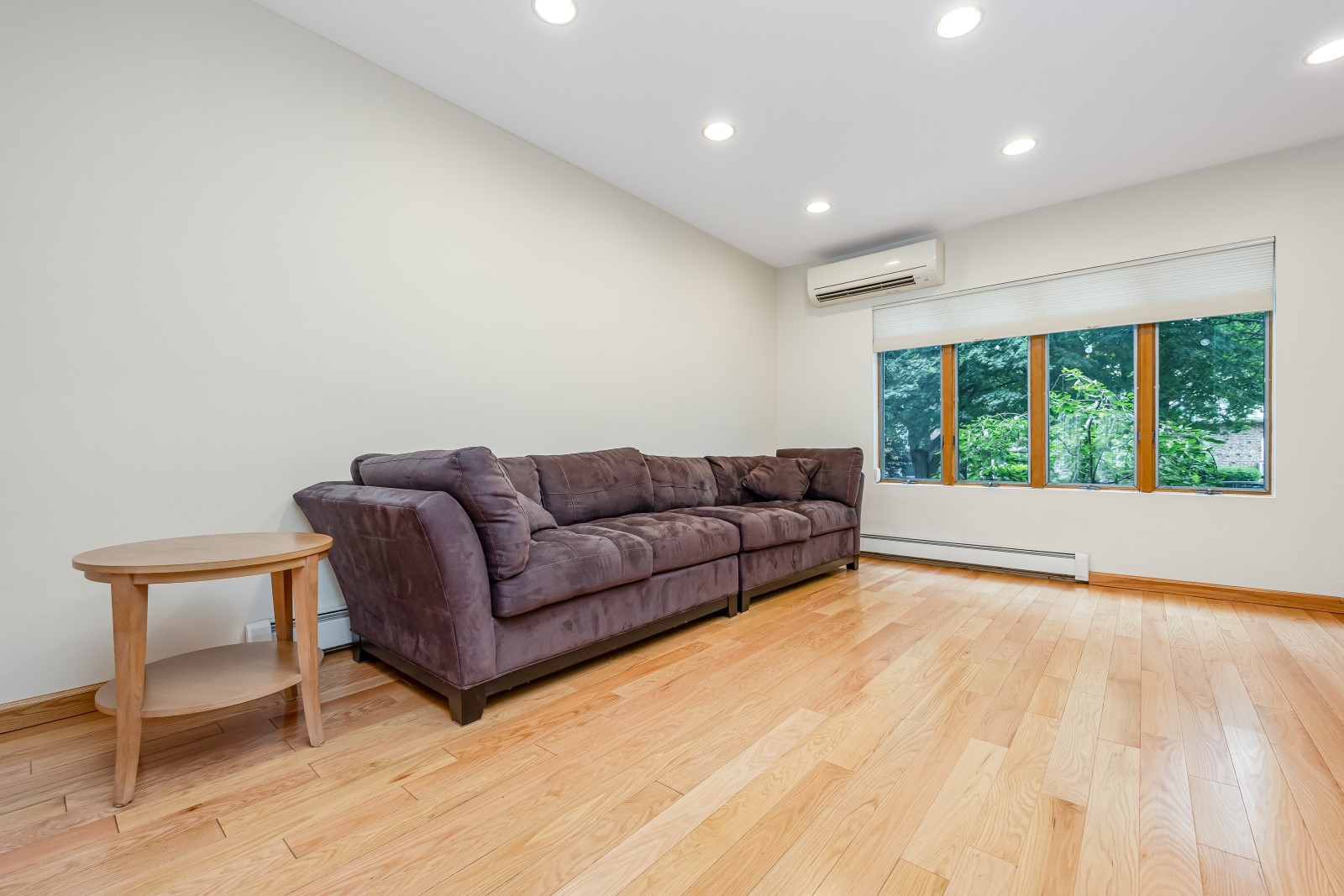 Middle Village, New York, 11379, United States, 3 Bedrooms Bedrooms, ,2 BathroomsBathrooms,Residential,For Sale,1941665