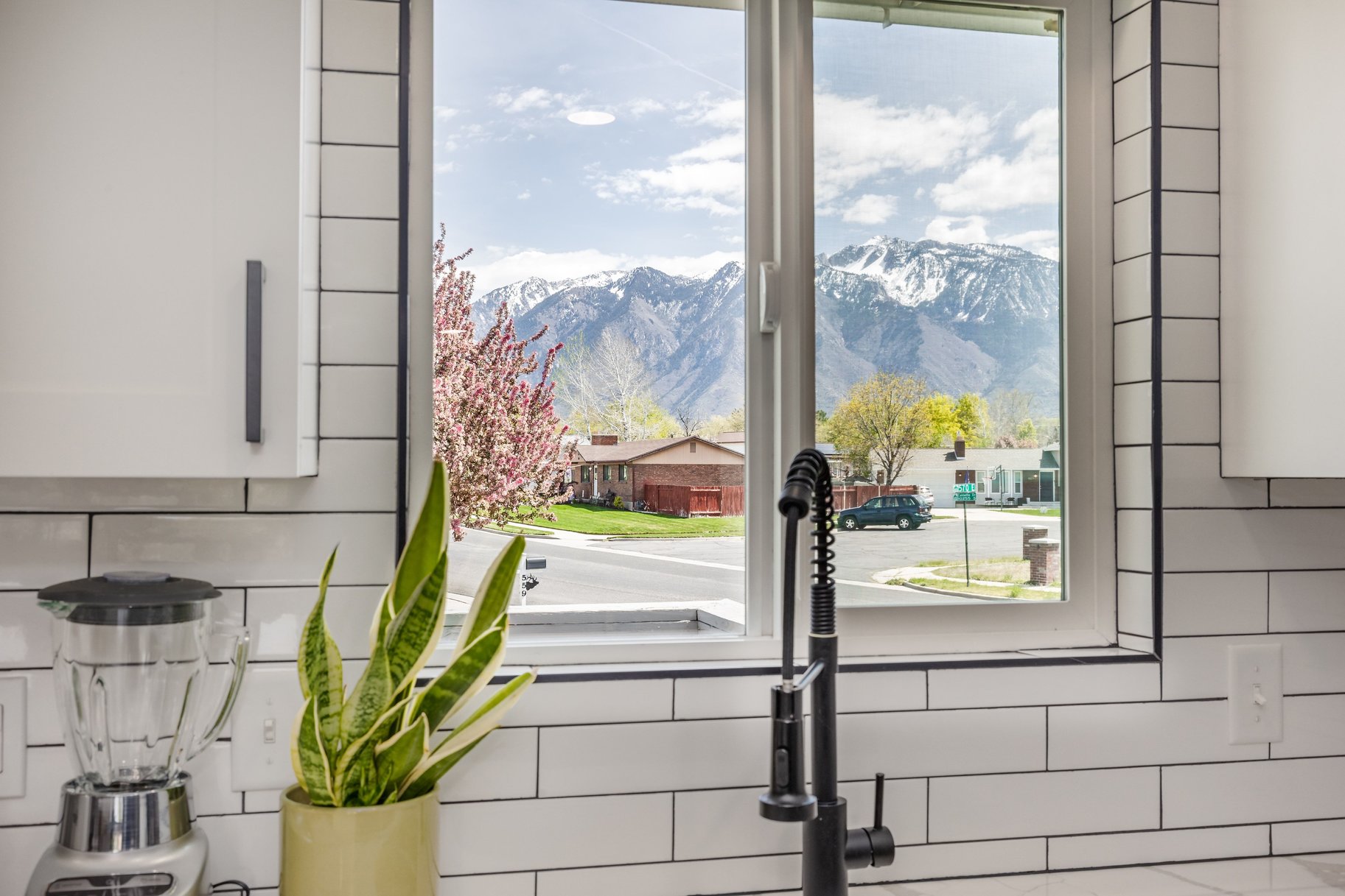  Timeless Split-Entry with Mountain Views - 物件實景