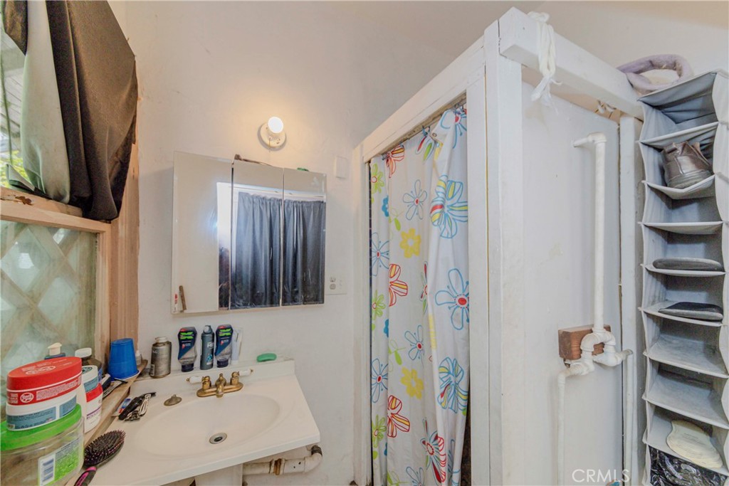 Los Angeles, California, 90018, United States, 3 Bedrooms Bedrooms, ,1 BathroomBathrooms,Residential,For Sale,1887928