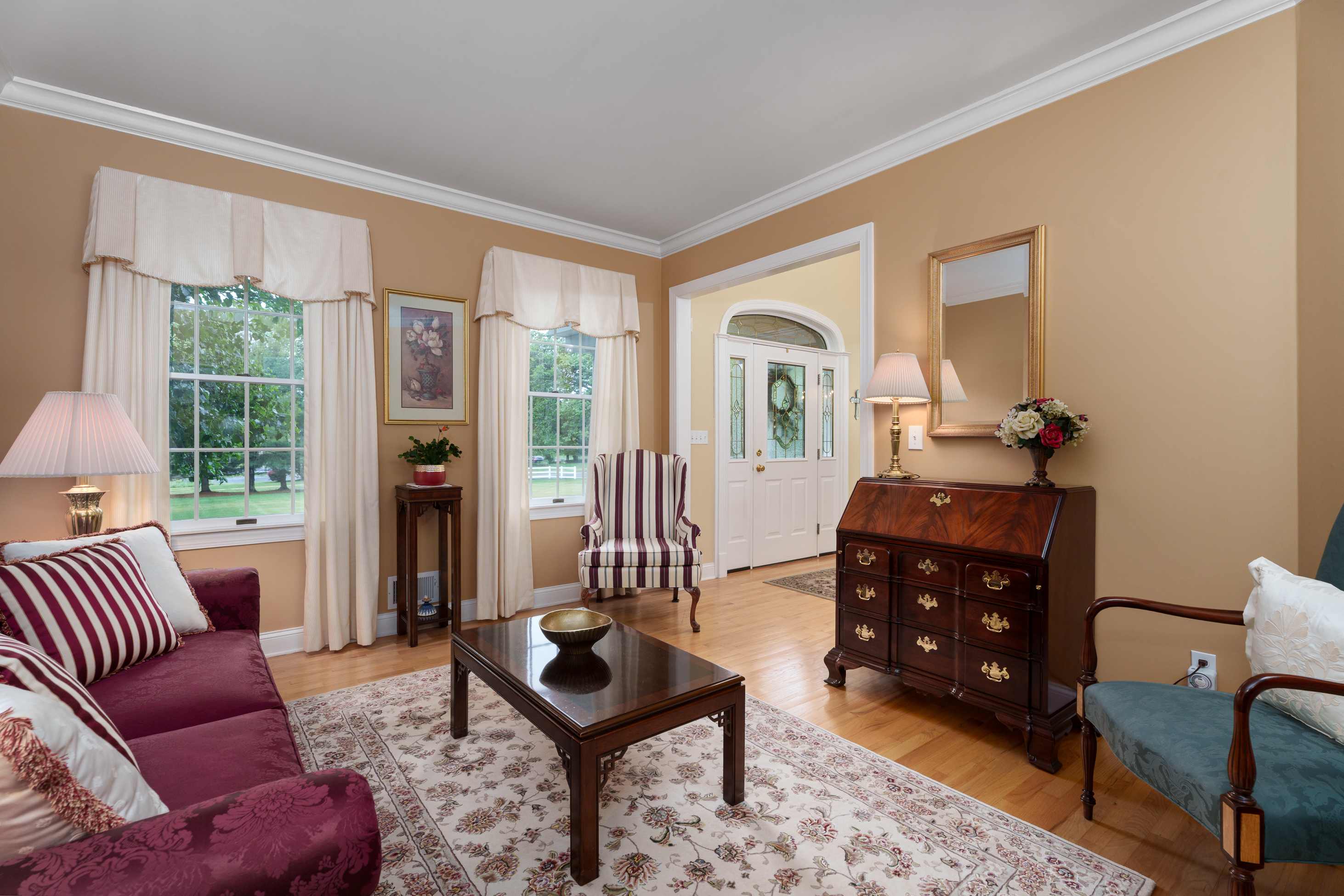  Grosso Built Center Hall Colonial with Four Bedrooms Near Schools and Library - 物件實景