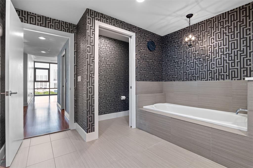 Orlando, Florida, 32801, United States, 2 Bedrooms Bedrooms, ,2 BathroomsBathrooms,Residential,For Sale,1987593