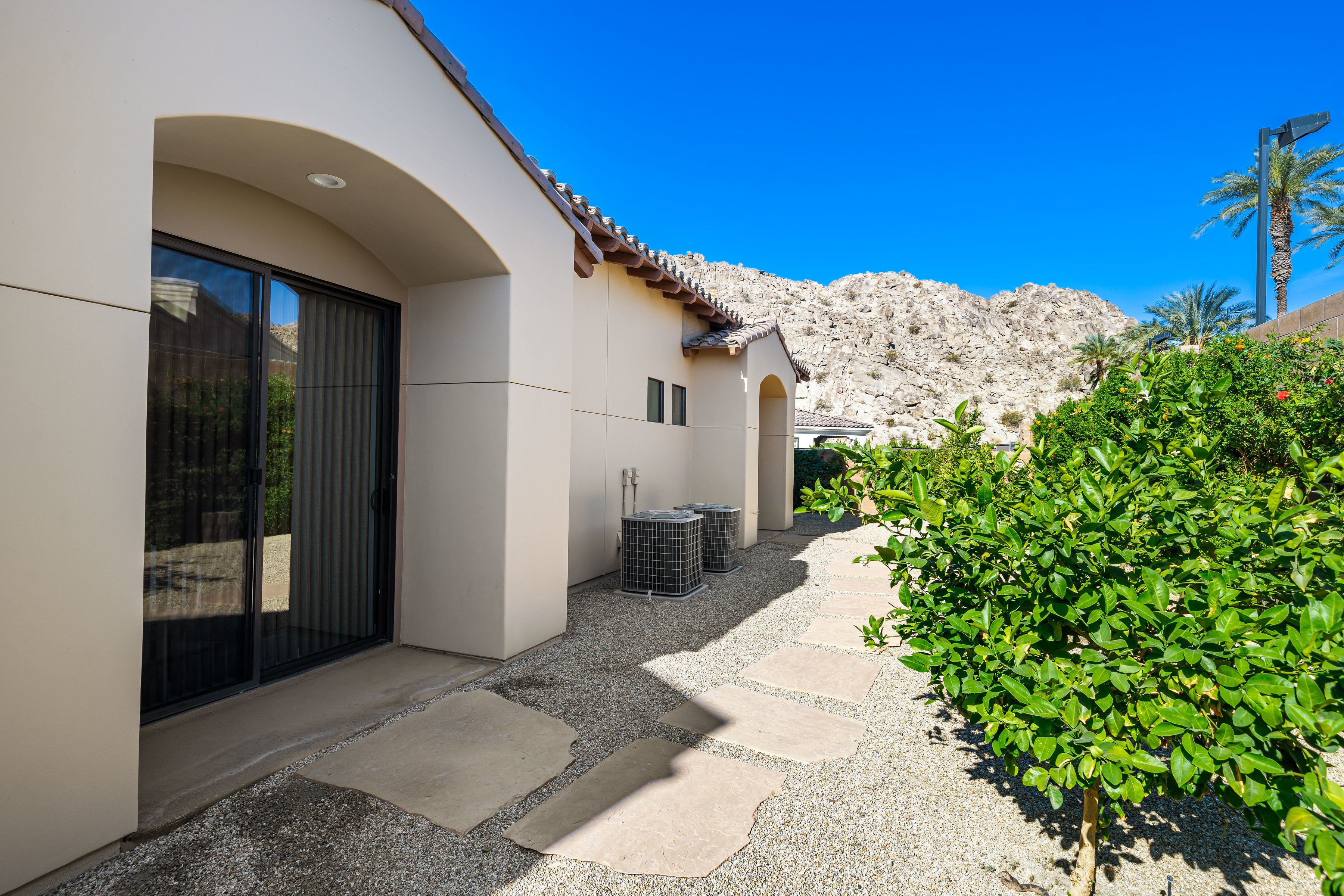  South Facing Gated La Quinta Pool Home - 物件實景