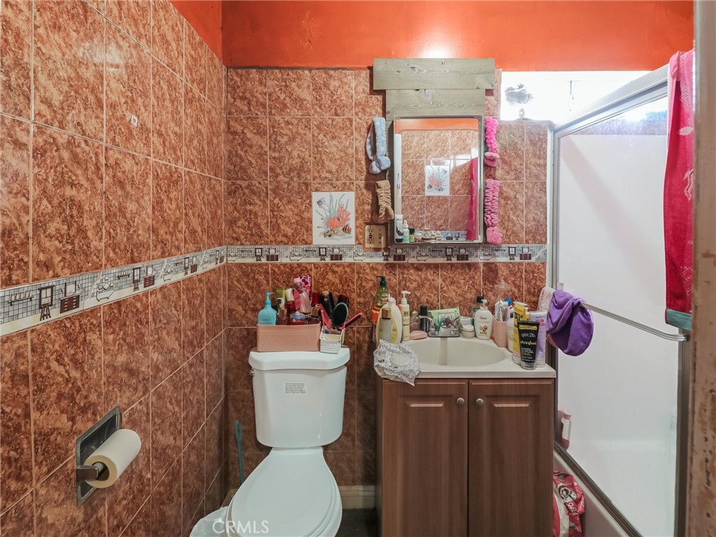 Los Angeles, California, 90003, United States, 5 Bedrooms Bedrooms, ,3 BathroomsBathrooms,Residential,For Sale,1935114
