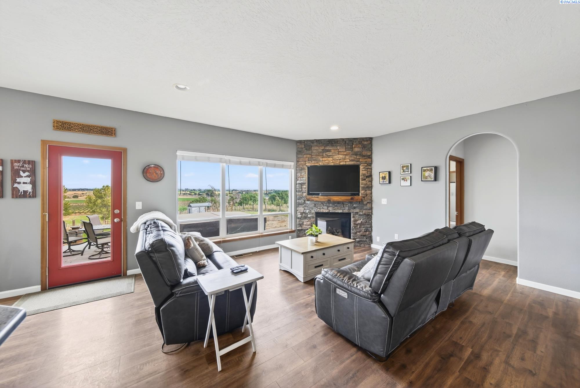 Prosser, Washington, 99350, United States, 3 Bedrooms Bedrooms, ,2 BathroomsBathrooms,Residential,For Sale,1964108