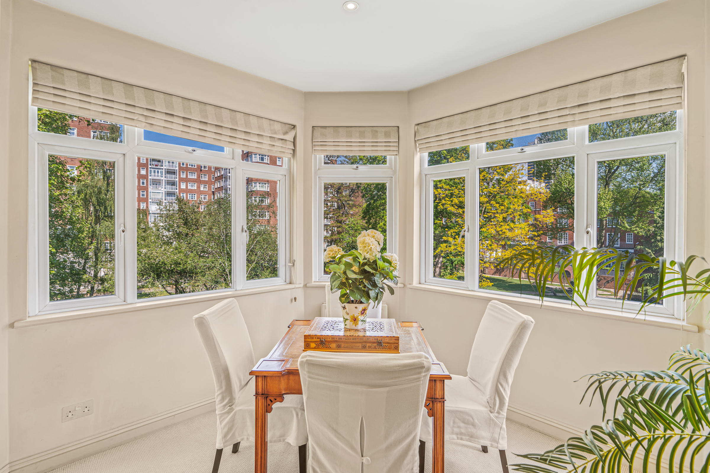  A Grand Lateral Apartment Overlooking Private Communal Gardens - 物件實景