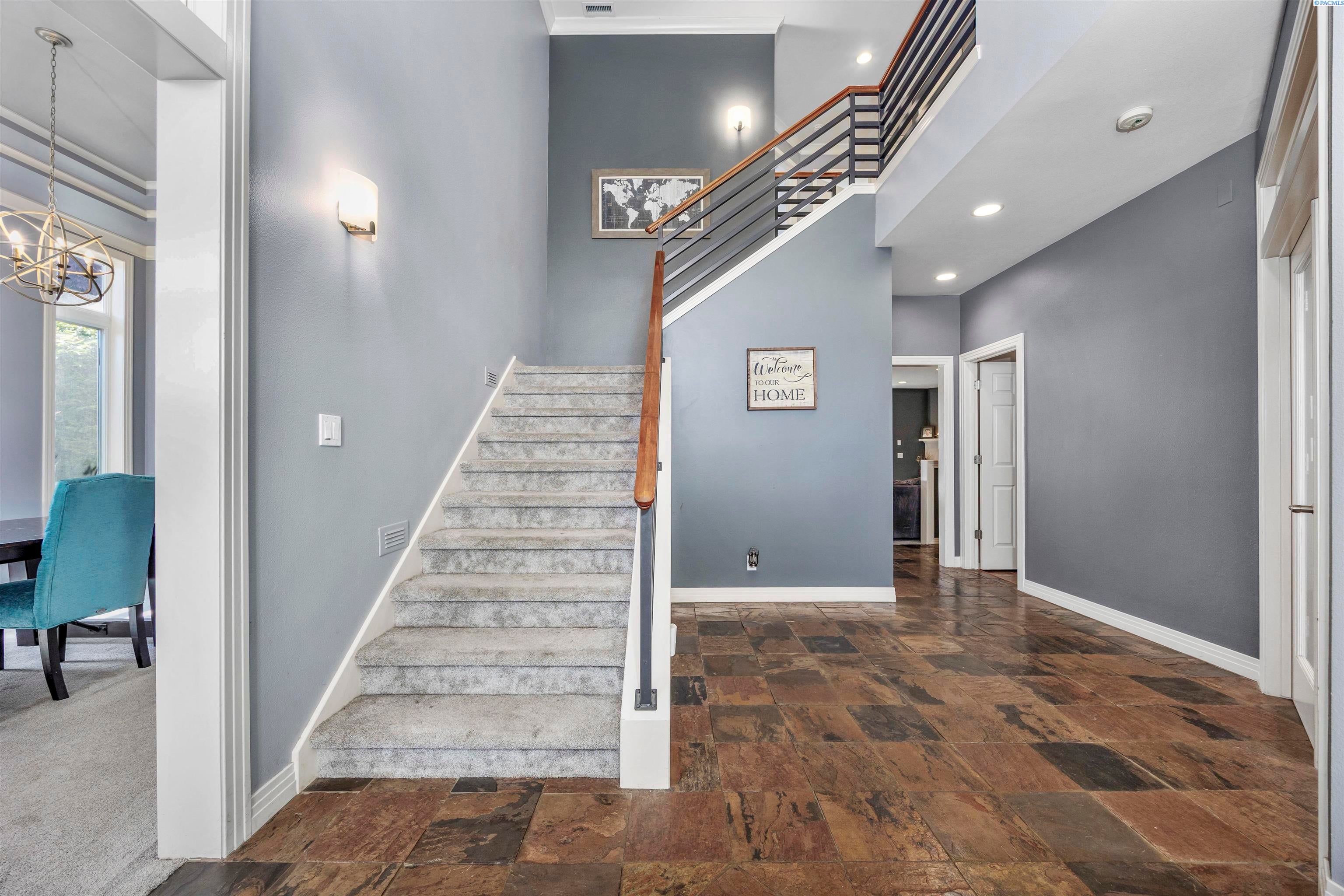 Kennewick, Washington, 99337, United States, 6 Bedrooms Bedrooms, ,4 BathroomsBathrooms,Residential,For Sale,1979182