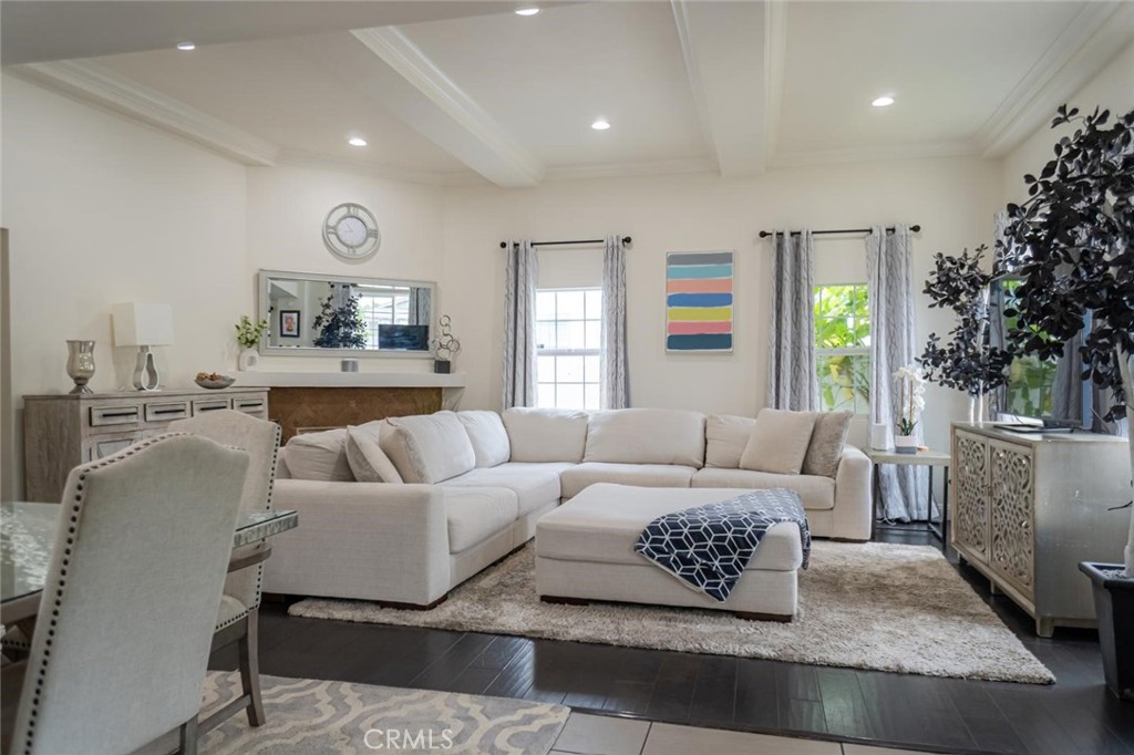 Los Angeles, California, 90043, United States, 3 Bedrooms Bedrooms, ,2 BathroomsBathrooms,Residential,For Sale,1981905