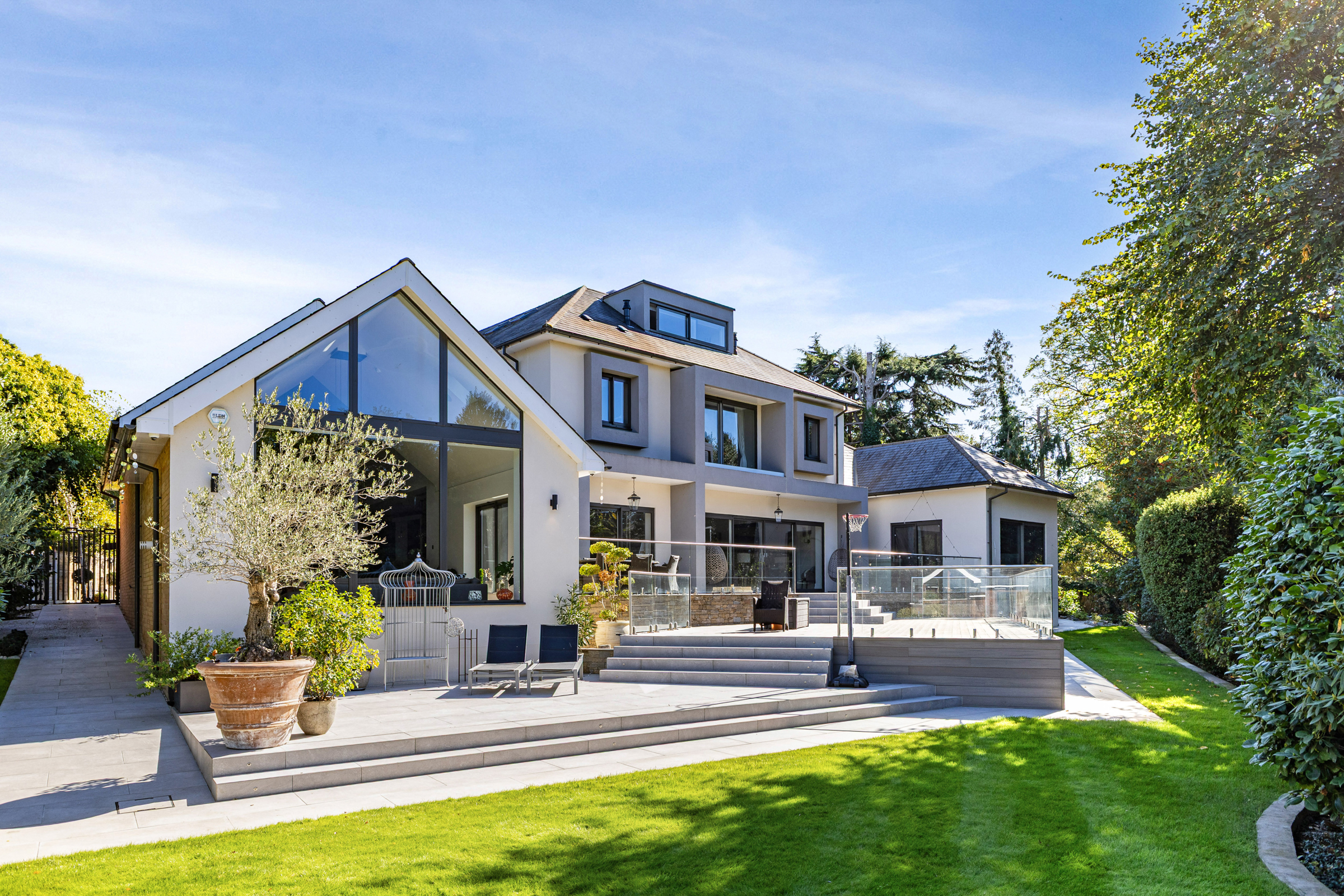  A seven-bedroom Cobham home with a swimming pool and landscaped gardens - 物件實景
