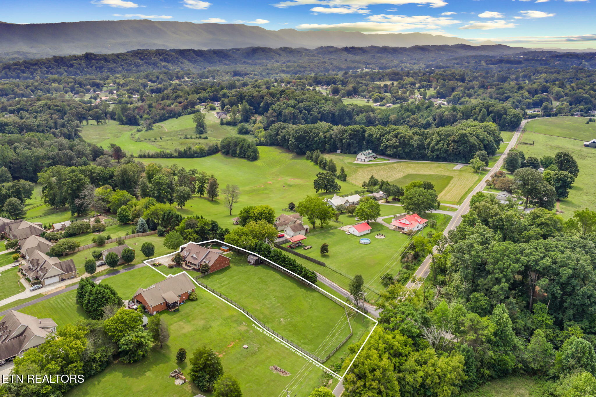 Maryville, Tennessee, 37803, United States, 3 Bedrooms Bedrooms, ,2 BathroomsBathrooms,Residential,For Sale,1942591