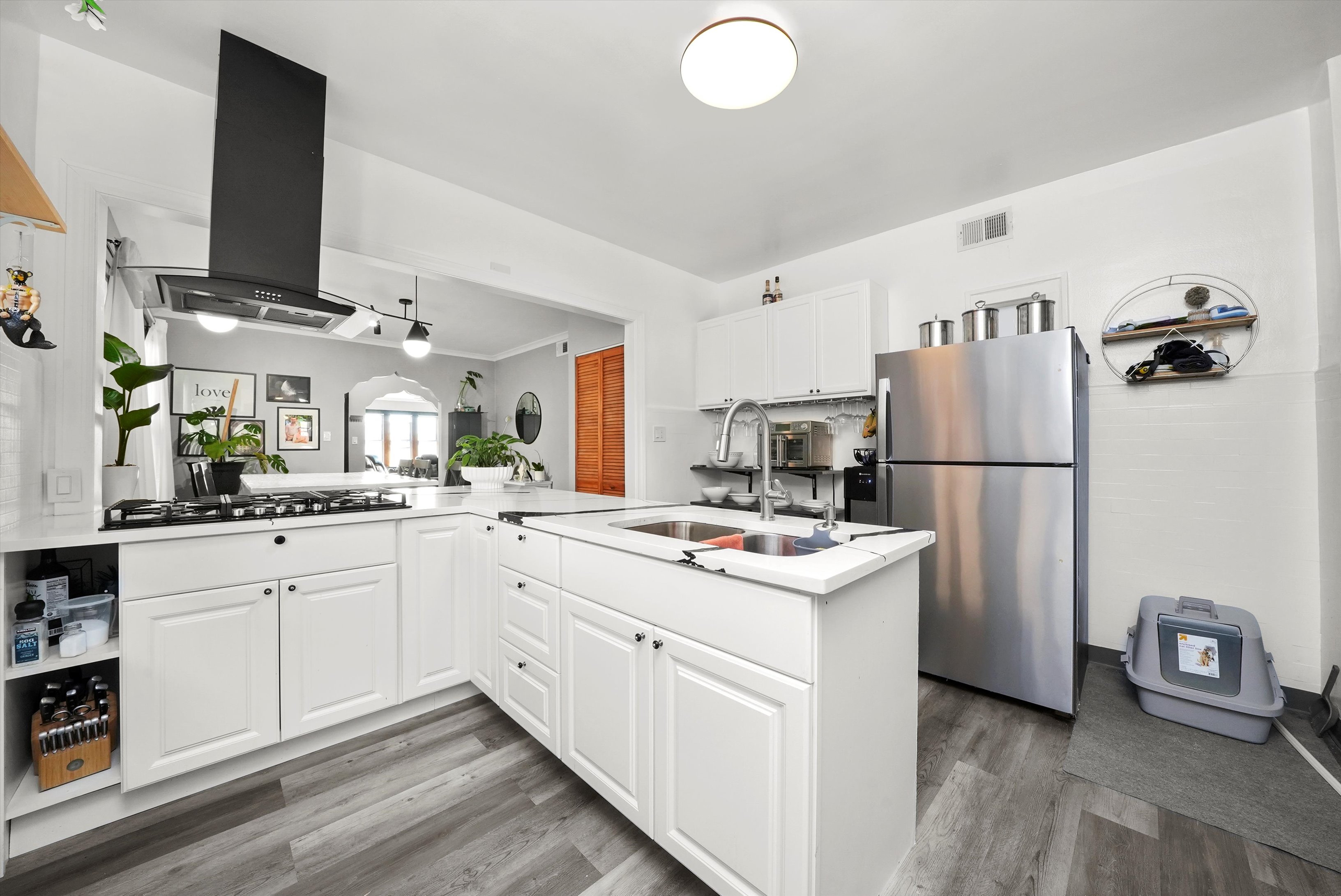 Chicago, Illinois, 60639, United States, 8 Bedrooms Bedrooms, ,3 BathroomsBathrooms,Residential,For Sale,1986101