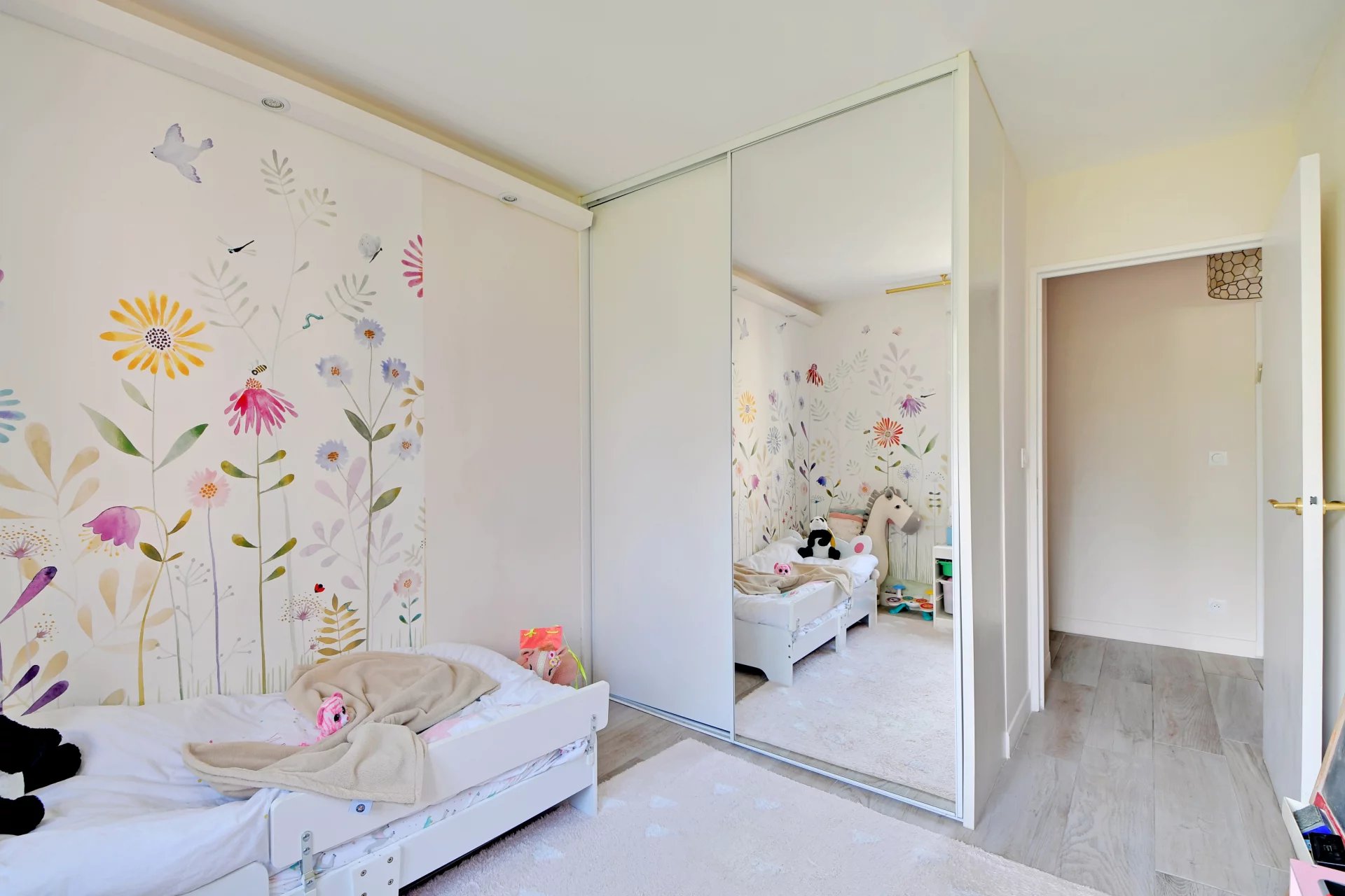 Issy-les-Moulineaux, Île-de-France, 92130, FR, 3 Bedrooms Bedrooms, ,2 BathroomsBathrooms,Residential,For Sale,1867737