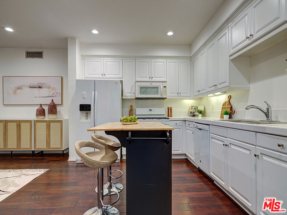 Playa Vista, California, 90094, United States, 2 Bedrooms Bedrooms, ,2 BathroomsBathrooms,Residential,For Sale,1917212