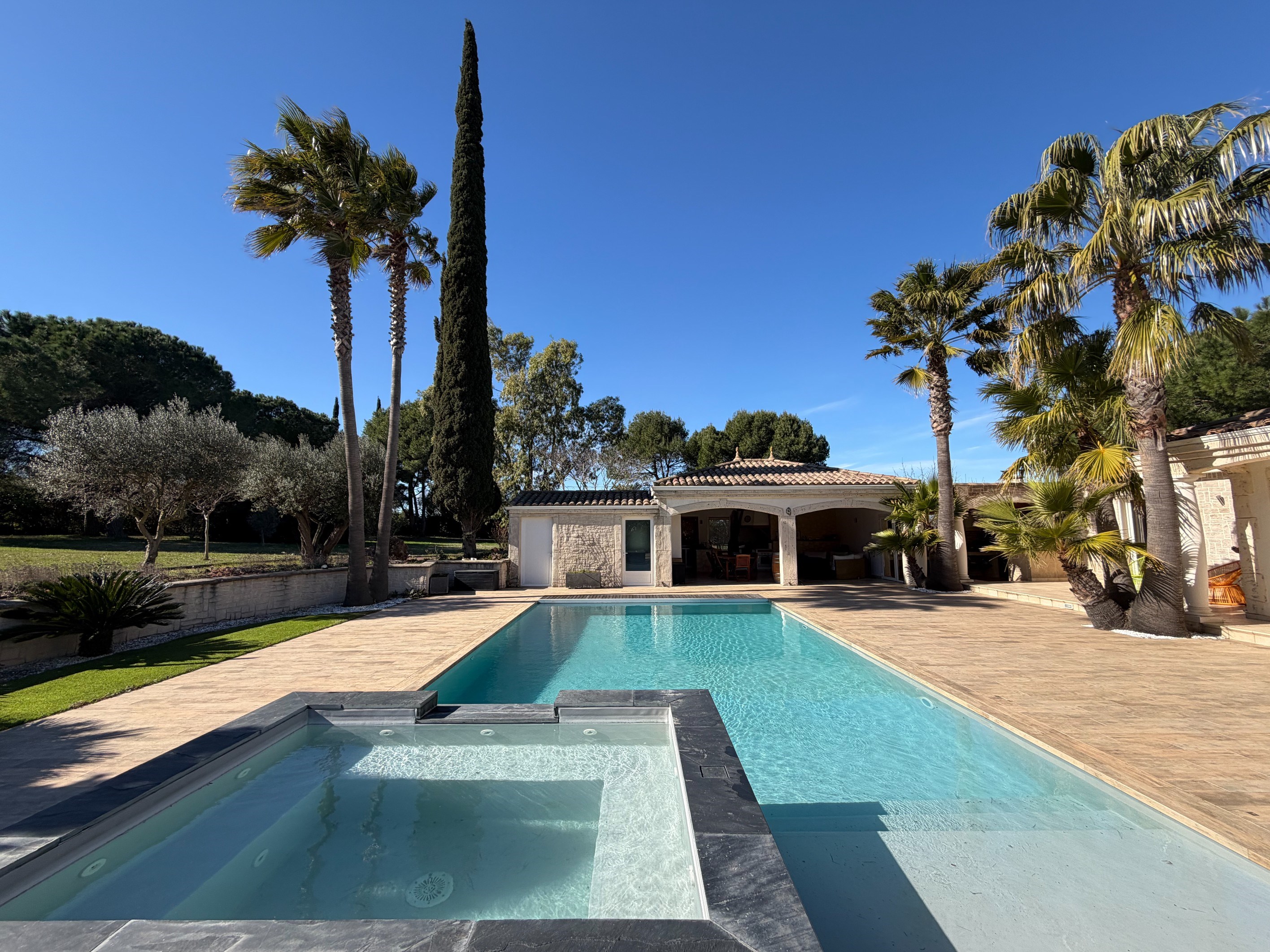  Just 10 minutes from the beaches, a spacious family villa in a lush park... - 物件實景