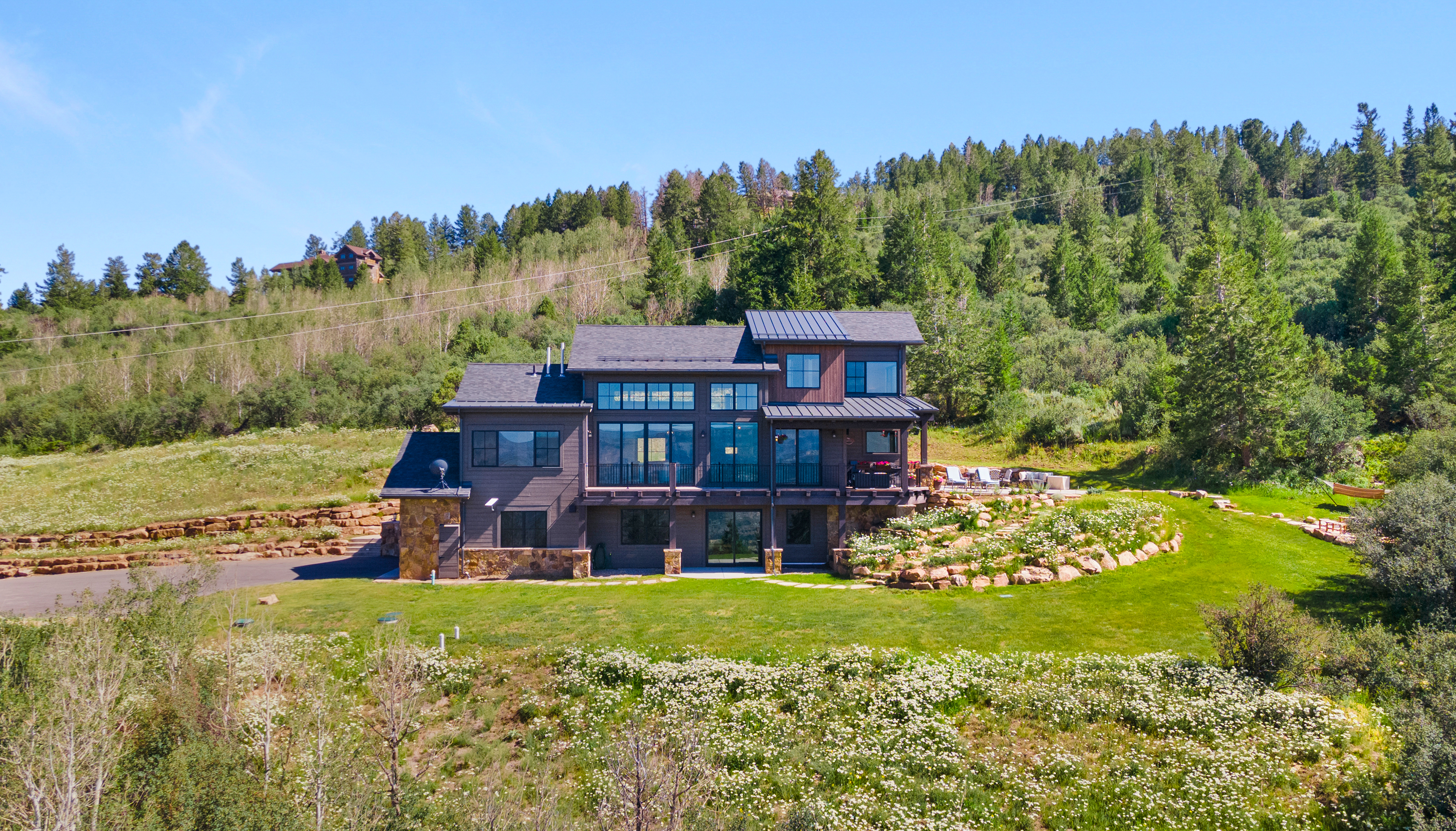  Timeless Mountain Architecture with Refined Craftsmanship - 物件實景