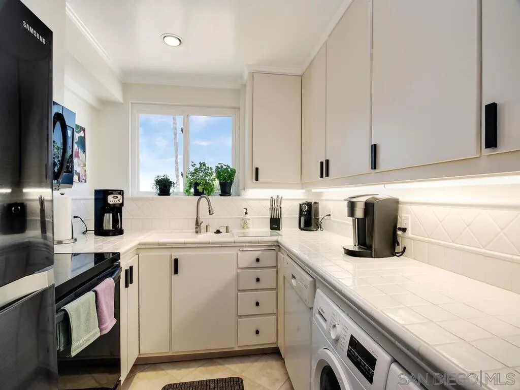 La Jolla, California, 92037, United States, 2 Bedrooms Bedrooms, ,2 BathroomsBathrooms,Residential,For Sale,1985543