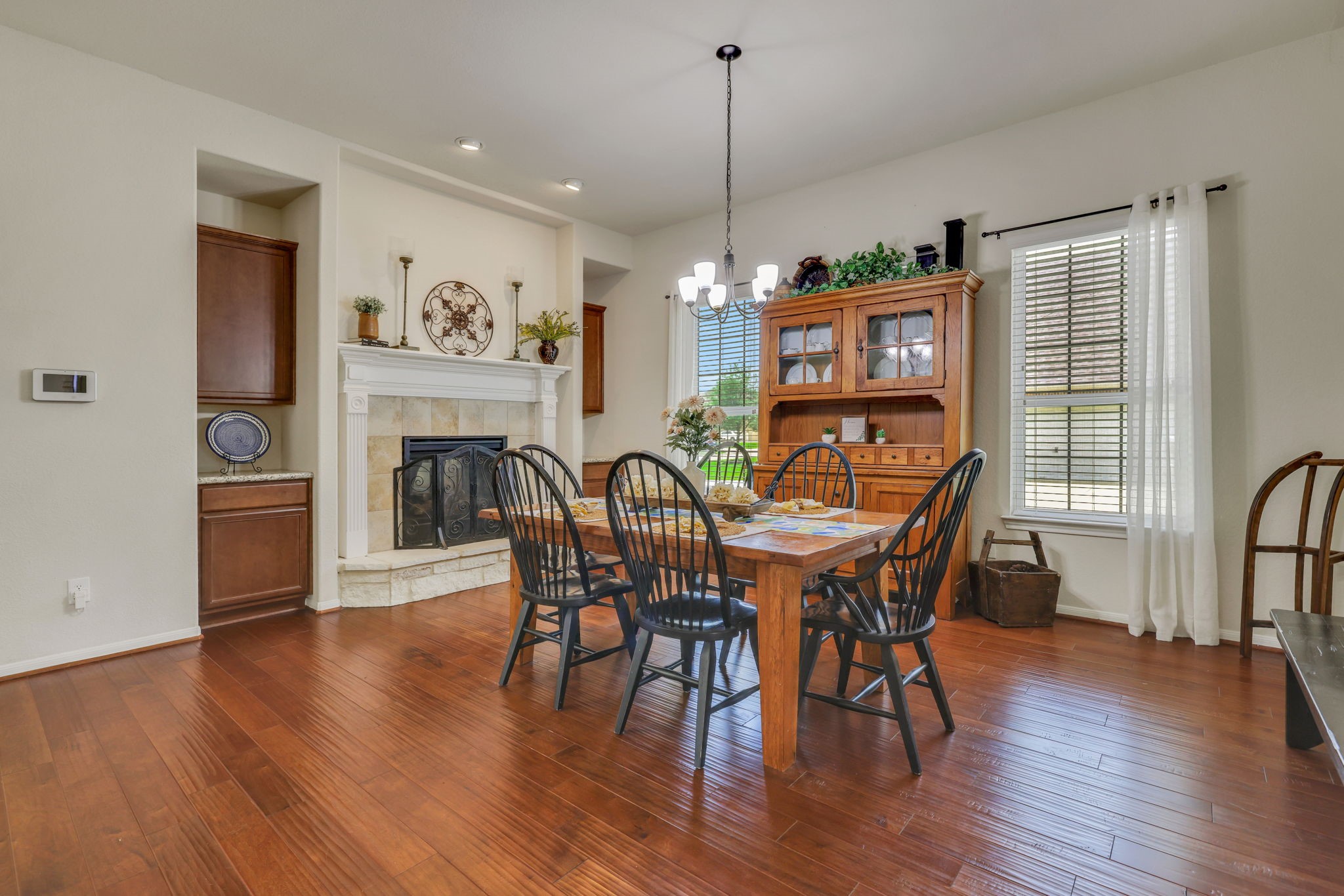 Mont Belvieu, Texas, 77523, United States, 5 Bedrooms Bedrooms, ,4 BathroomsBathrooms,Residential,For Sale,1906104
