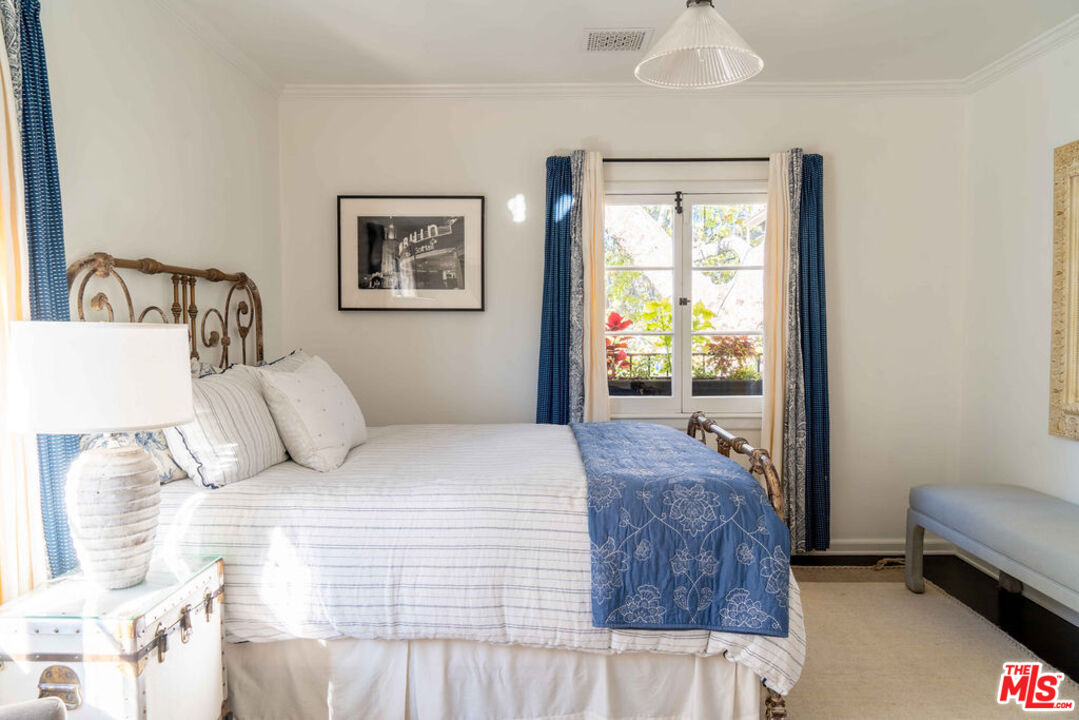 Los Angeles, California, 90004, United States, 4 Bedrooms Bedrooms, ,5 BathroomsBathrooms,Residential,For Sale,1989433