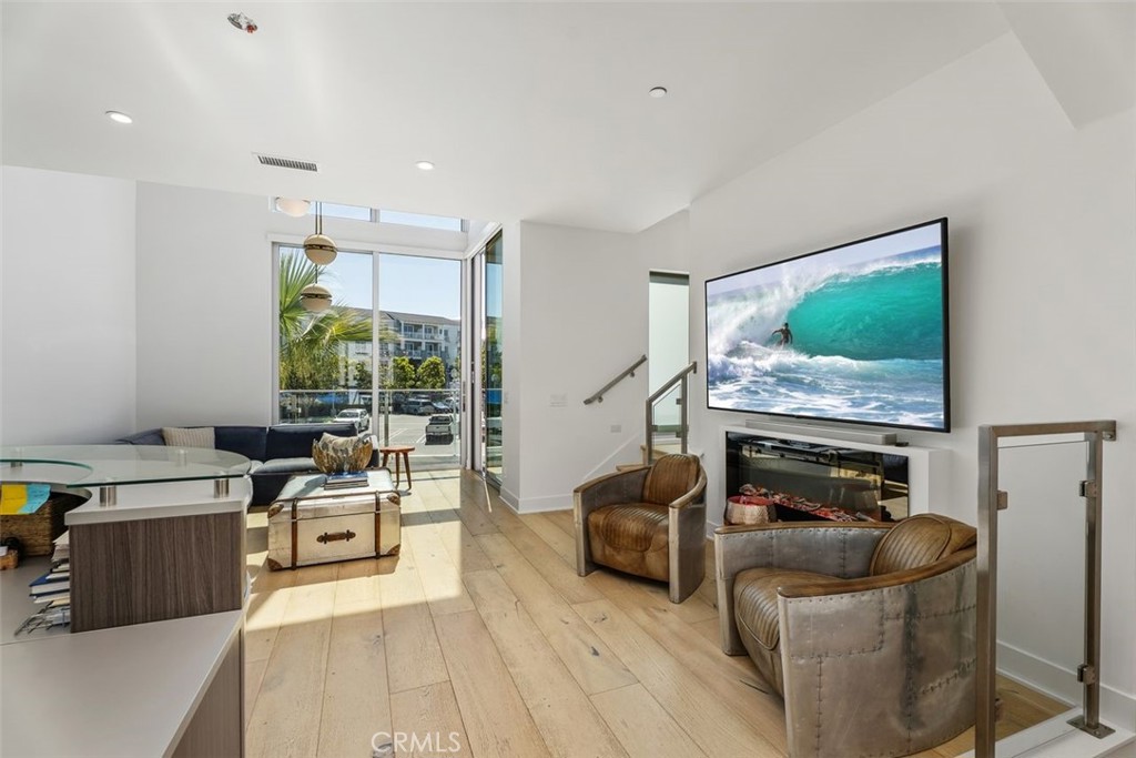 Newport Beach, California, 92663, United States, 2 Bedrooms Bedrooms, ,3 BathroomsBathrooms,Residential,For Sale,1989399