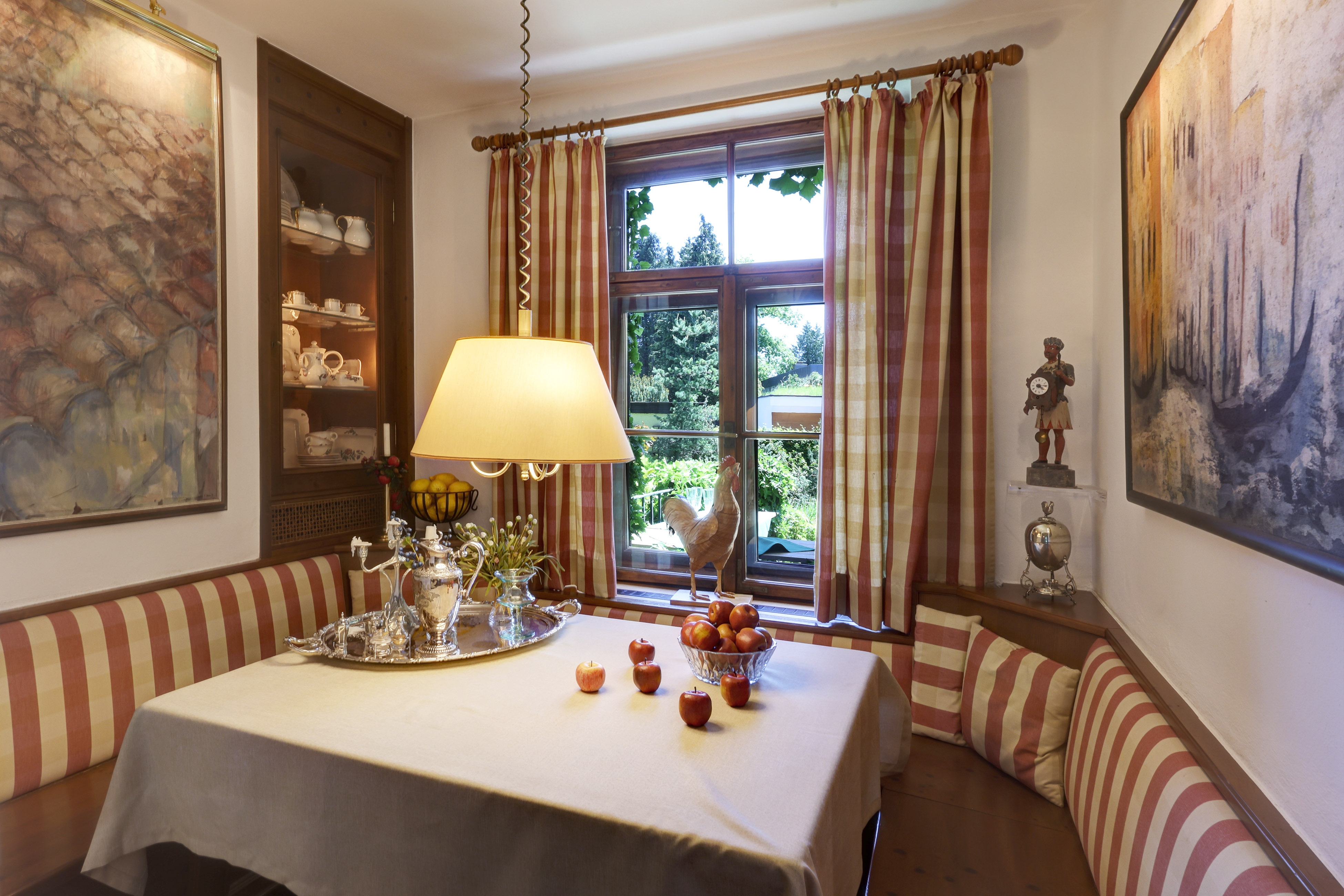  A charming country house in the traditional style—surrounded by mature trees - 物件實景