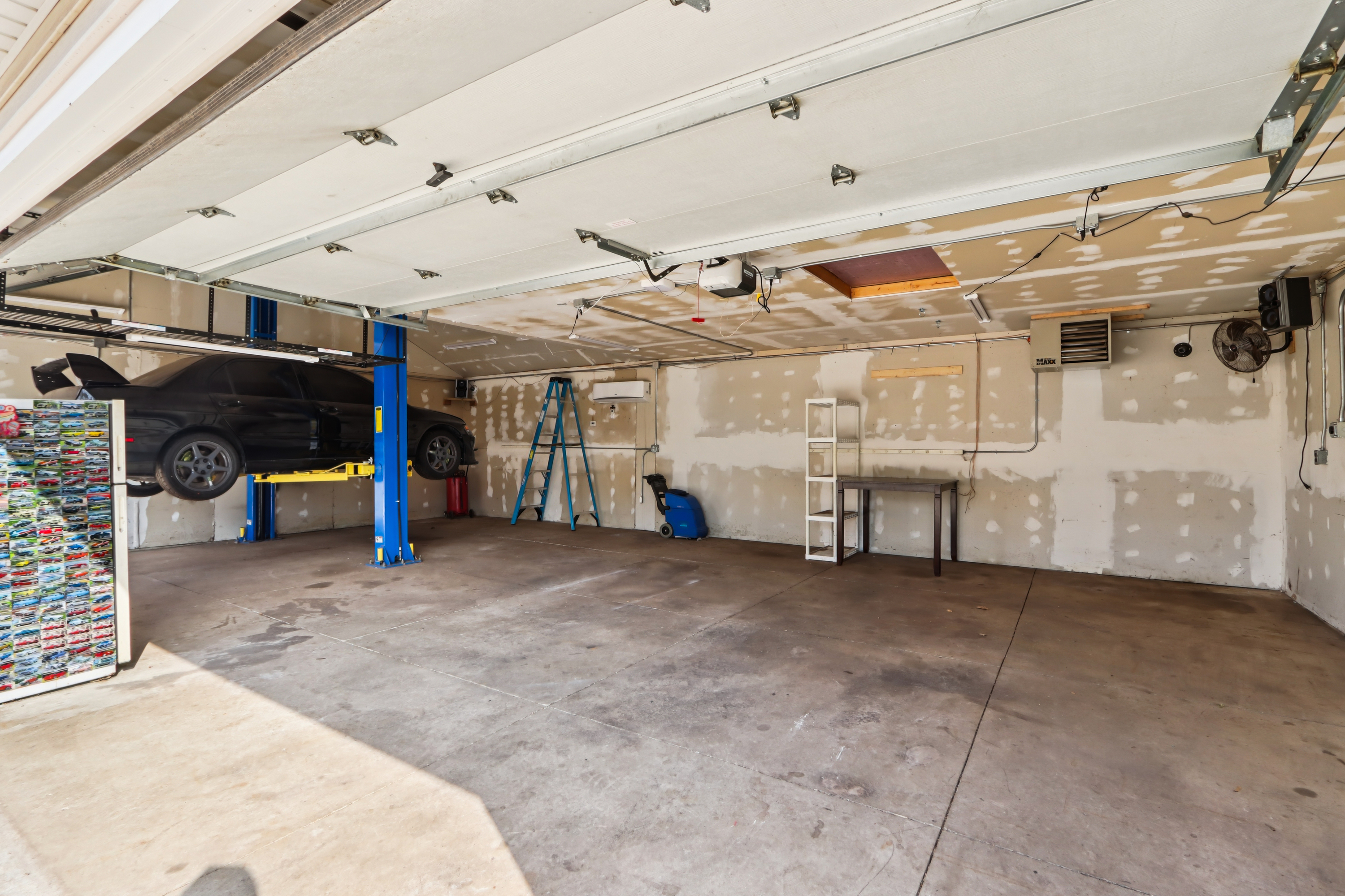  Classic Brick Ranch with an Incredible 3.5+ Car Garage - 物件實景