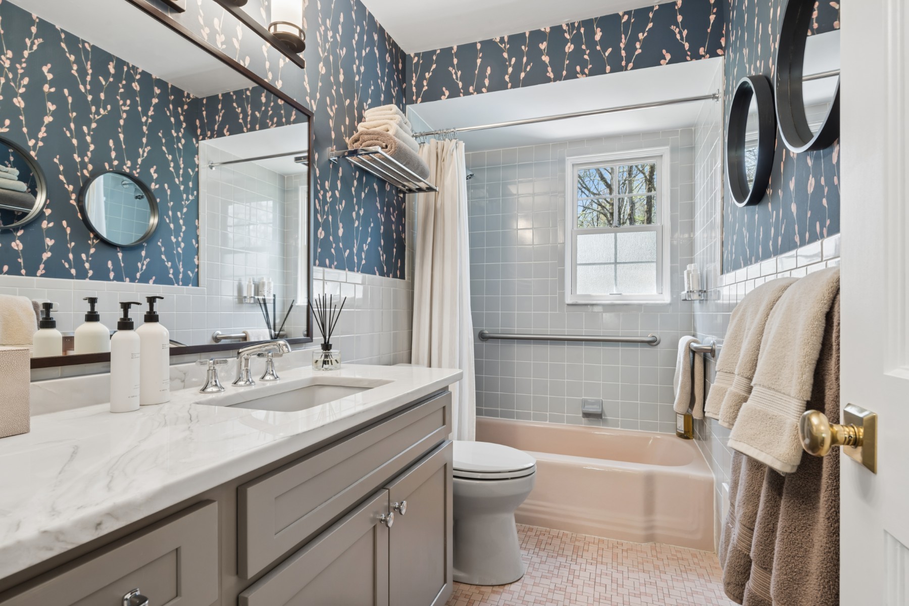  Beautifully Renovated Home with Beautiful Outdoor Setting - 物件實景