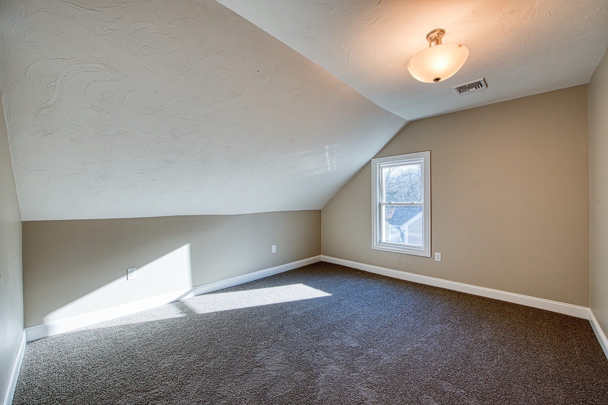 Taunton, Massachusetts, 02780, United States, 3 Bedrooms Bedrooms, ,2 BathroomsBathrooms,Residential,For Sale,2005386