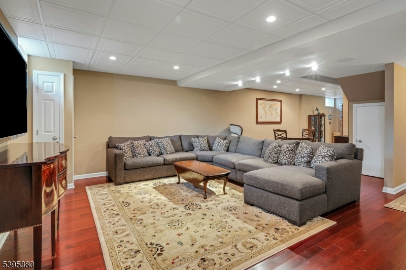 Morris Twp., New Jersey, 07960, United States, 4 Bedrooms Bedrooms, ,4 BathroomsBathrooms,Residential,For Sale,1989461