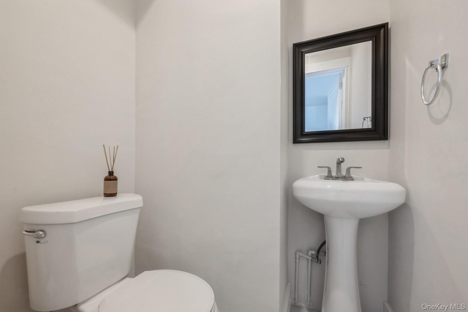 Queens Village, New York, 11429, United States, 3 Bedrooms Bedrooms, ,2 BathroomsBathrooms,Residential,For Sale,1902128