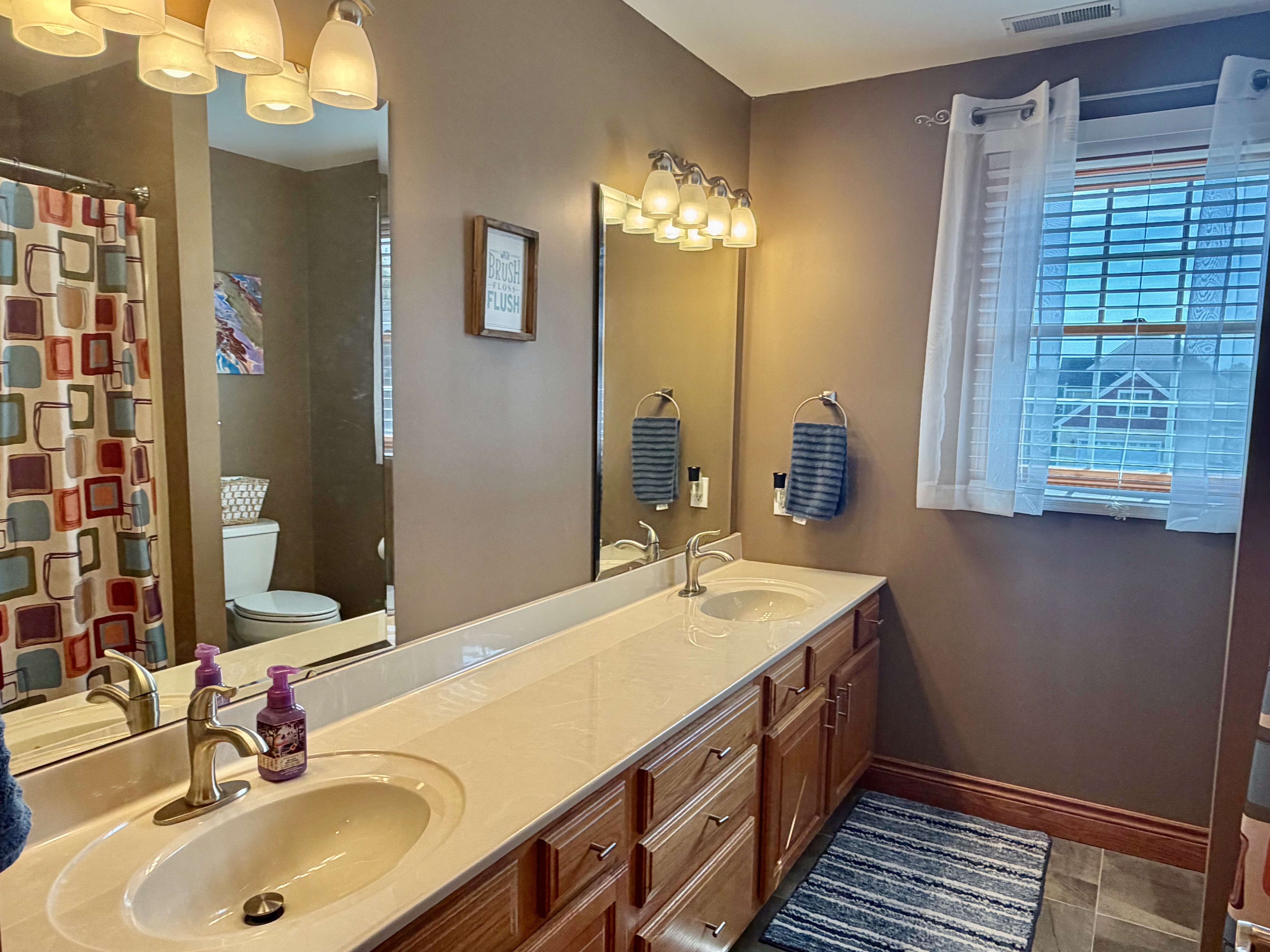 Effingham, Illinois, 62401, United States, 5 Bedrooms Bedrooms, ,5 BathroomsBathrooms,Residential,For Sale,1981428