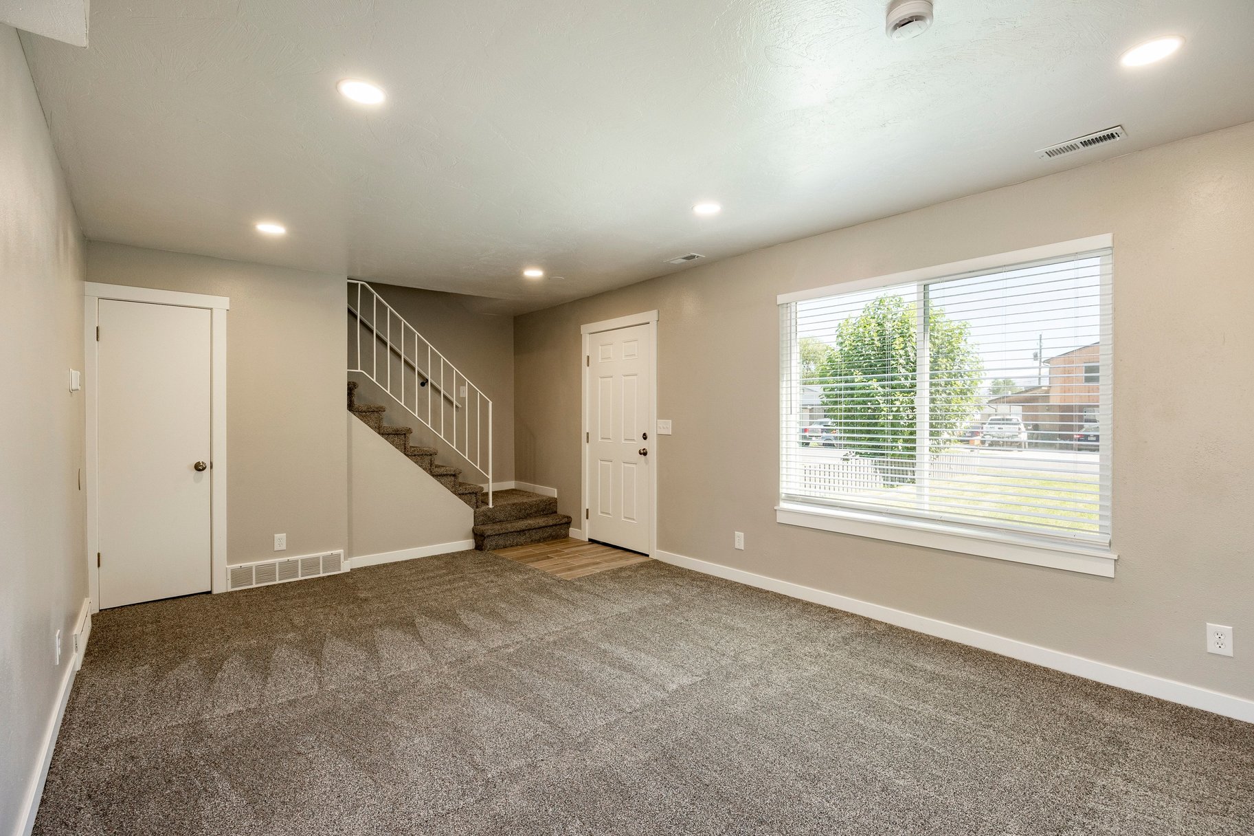  Turnkey Duplex Opportunity with Long-Term Tenant in Place - 物件實景