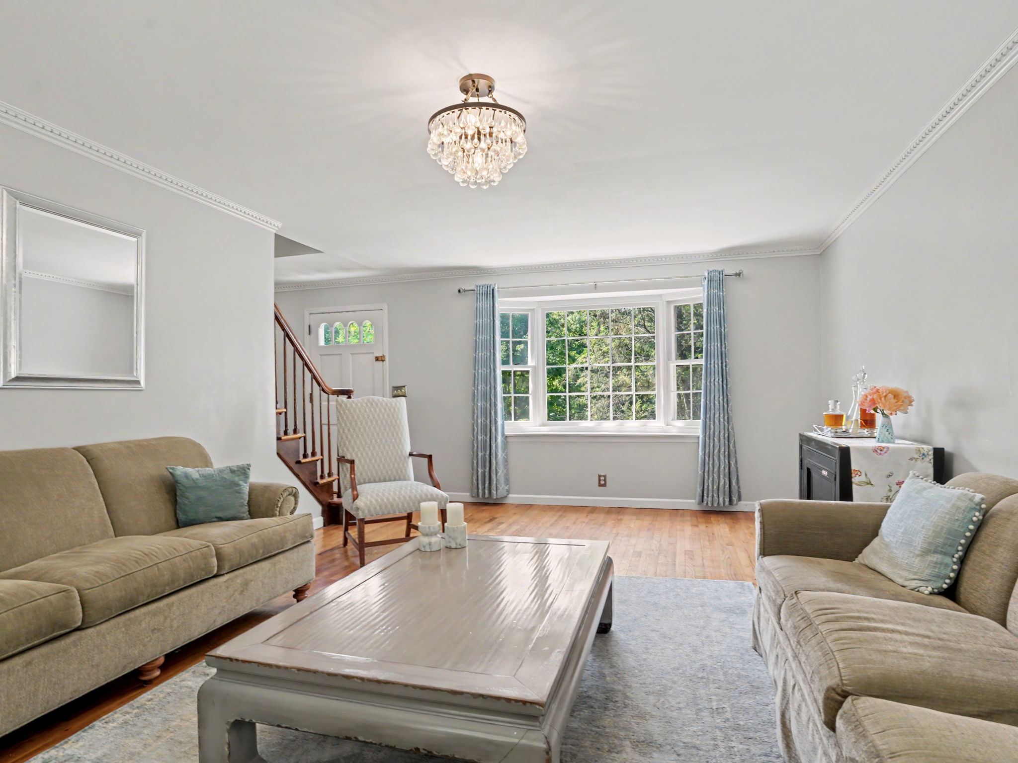  Hilltop Lake Hills Oasis with Renovated Chef