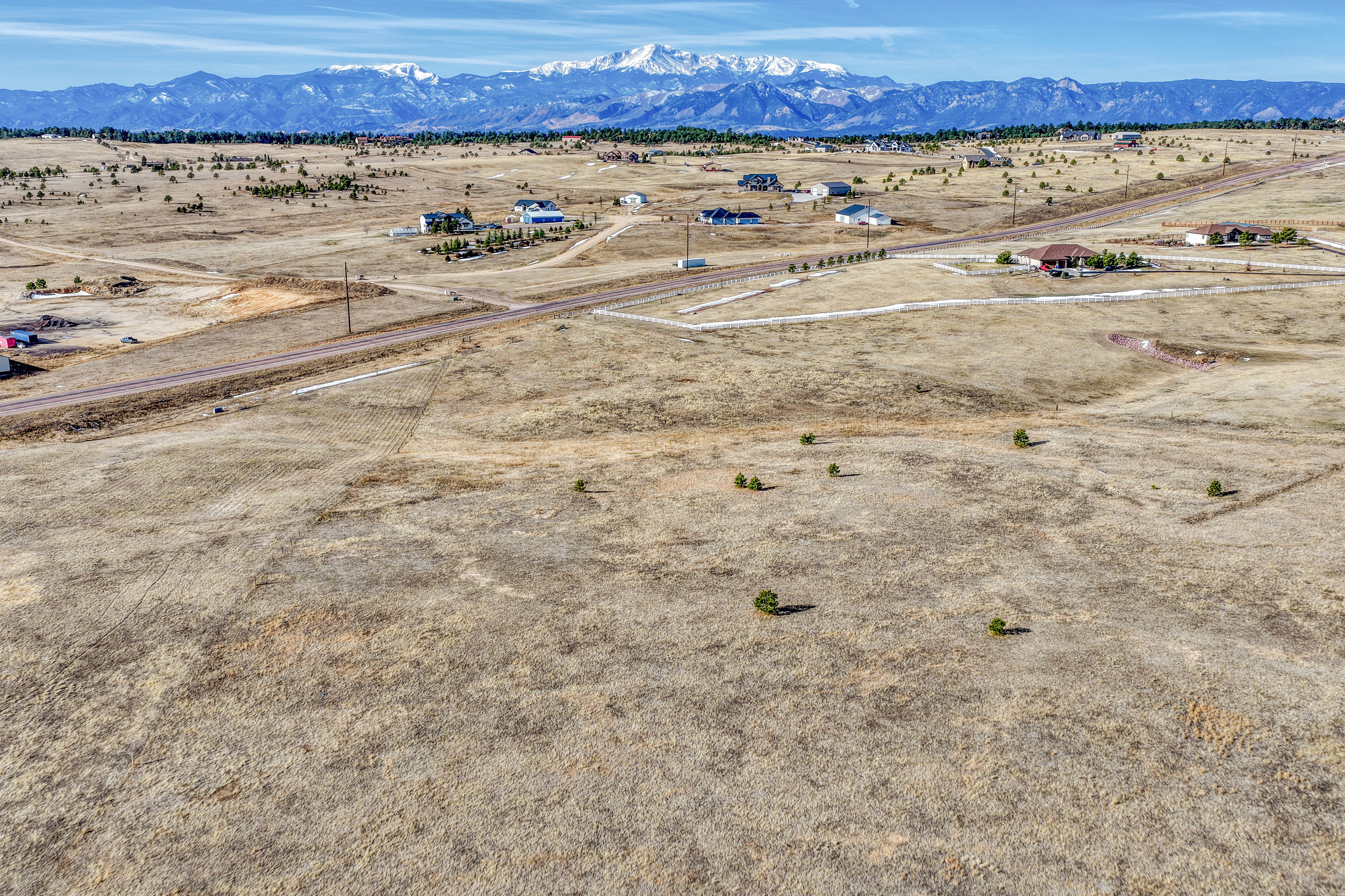  5 acres with mountain views in sought after Black Forest - 物件實景