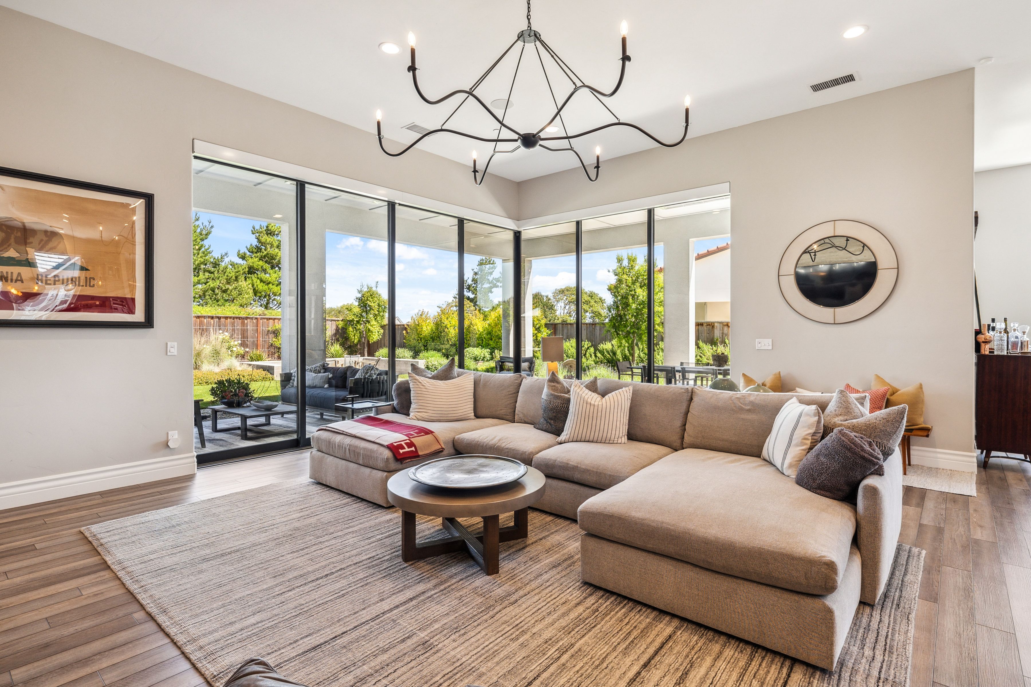  3007 Bluffs Drive - 物件實景