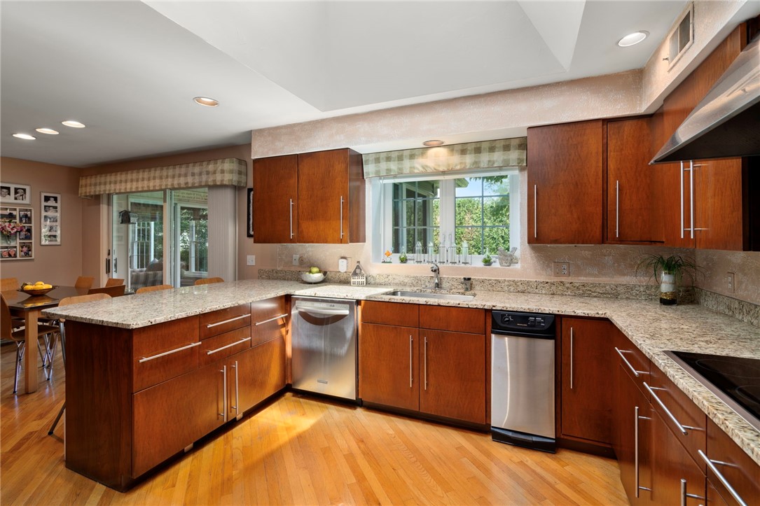 Cranston, Rhode Island, 02920, United States, 4 Bedrooms Bedrooms, ,5 BathroomsBathrooms,Residential,For Sale,1916755