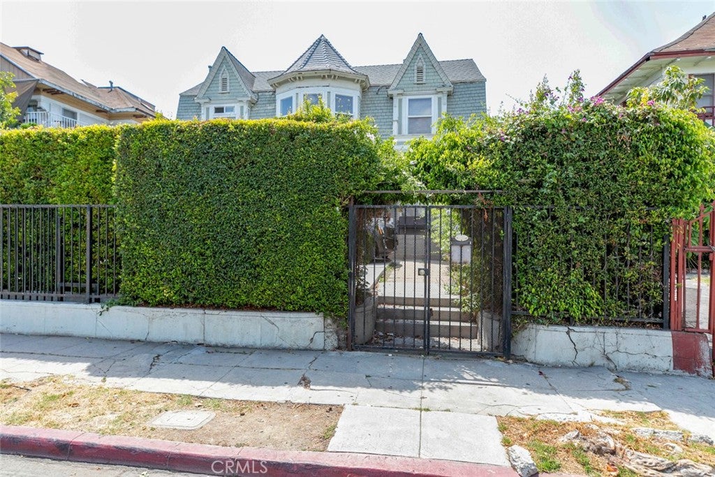 Los Angeles, California, 90006, United States, 5 Bedrooms Bedrooms, ,2 BathroomsBathrooms,Residential,For Sale,1940341