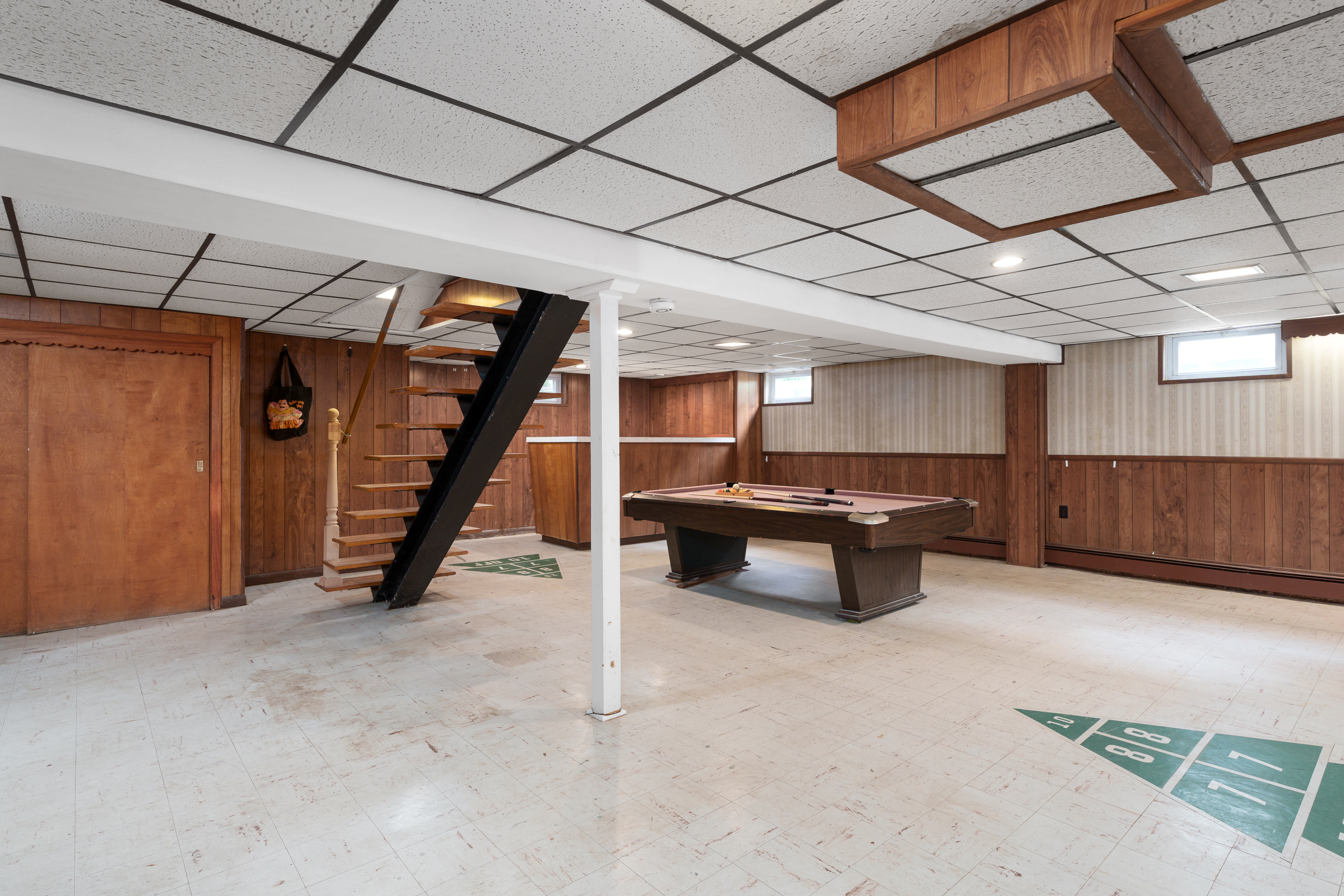  Well-Maintained Cape with Spacious Rooms and a Three-Car Garage - 物件實景