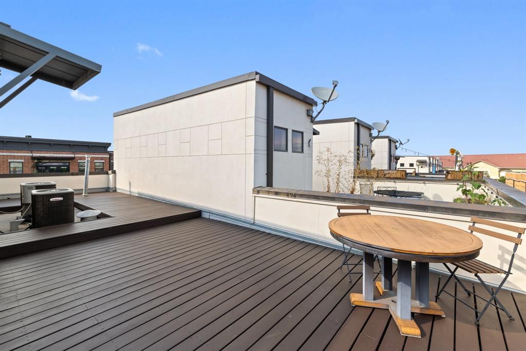 Fort Worth, Texas, 76102, United States, 2 Bedrooms Bedrooms, ,3 BathroomsBathrooms,Residential,For Sale,1880587