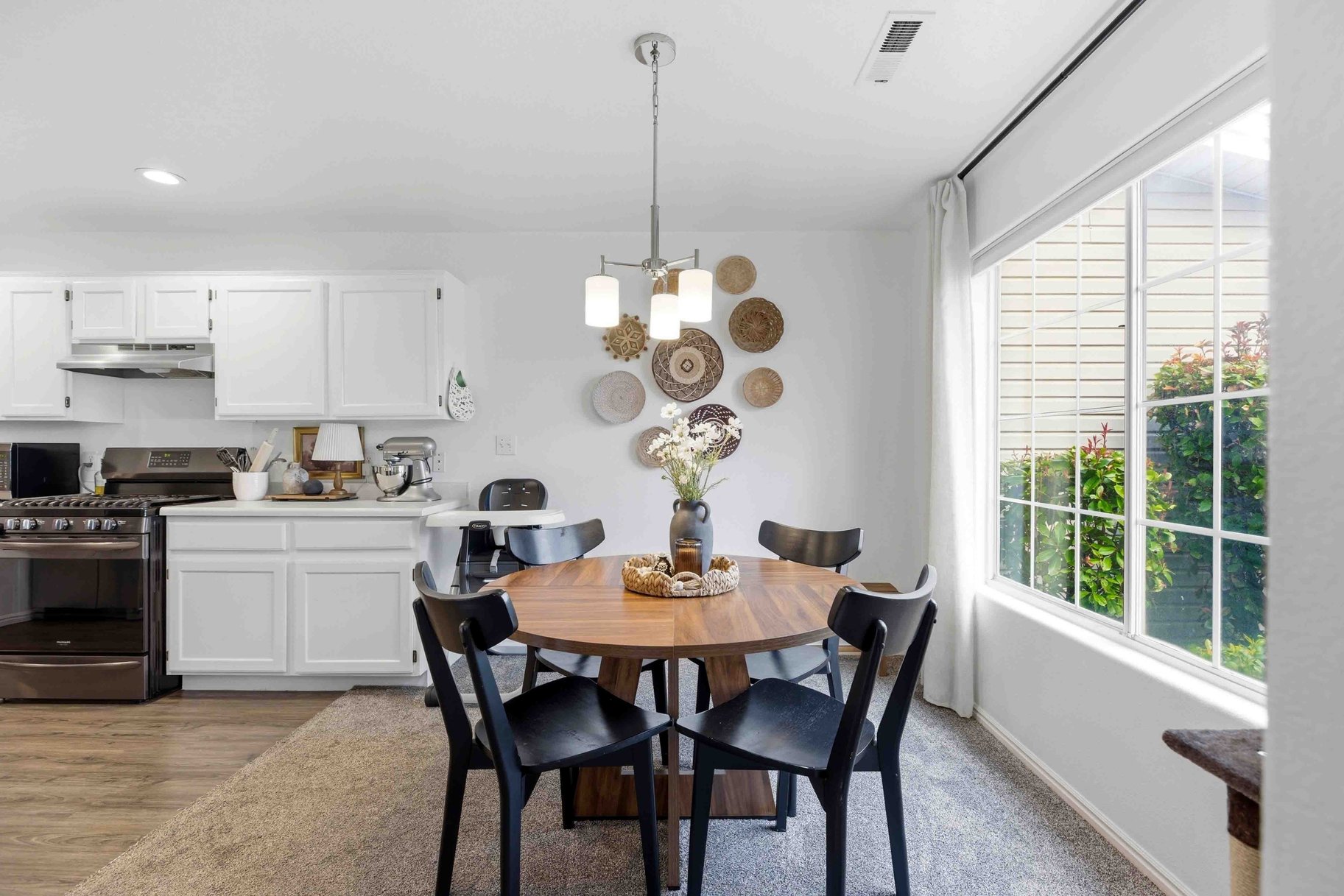  Open-Concept End-Unit with Updates in Knollwood Townhomes - 物件實景