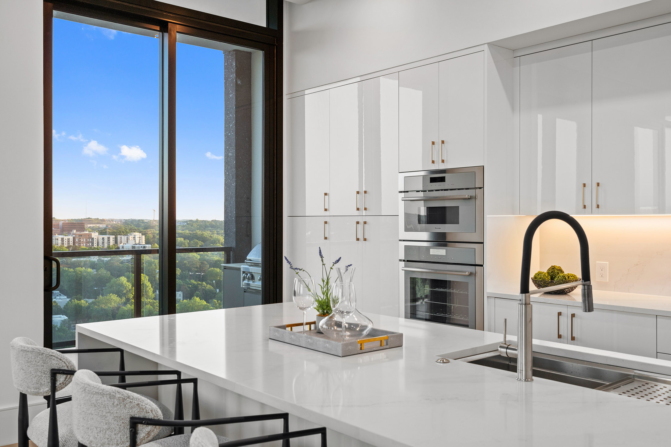  Stunning 17th Floor Corner Unit with Architectural Upgrades - 物件實景