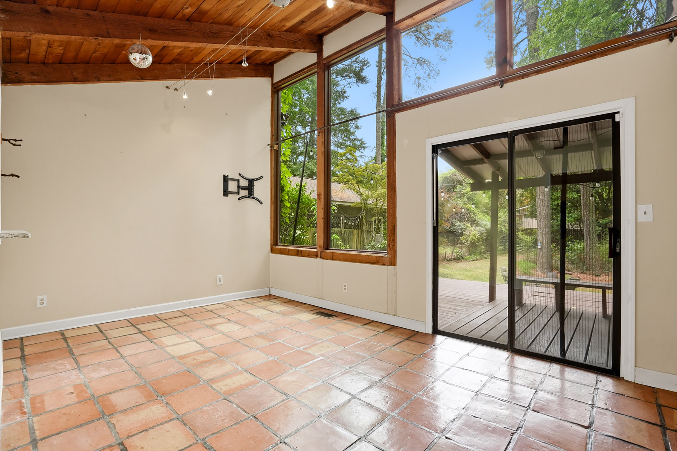  Charming Bungalow Tucked in Sought-After Lavista Park - 物件實景